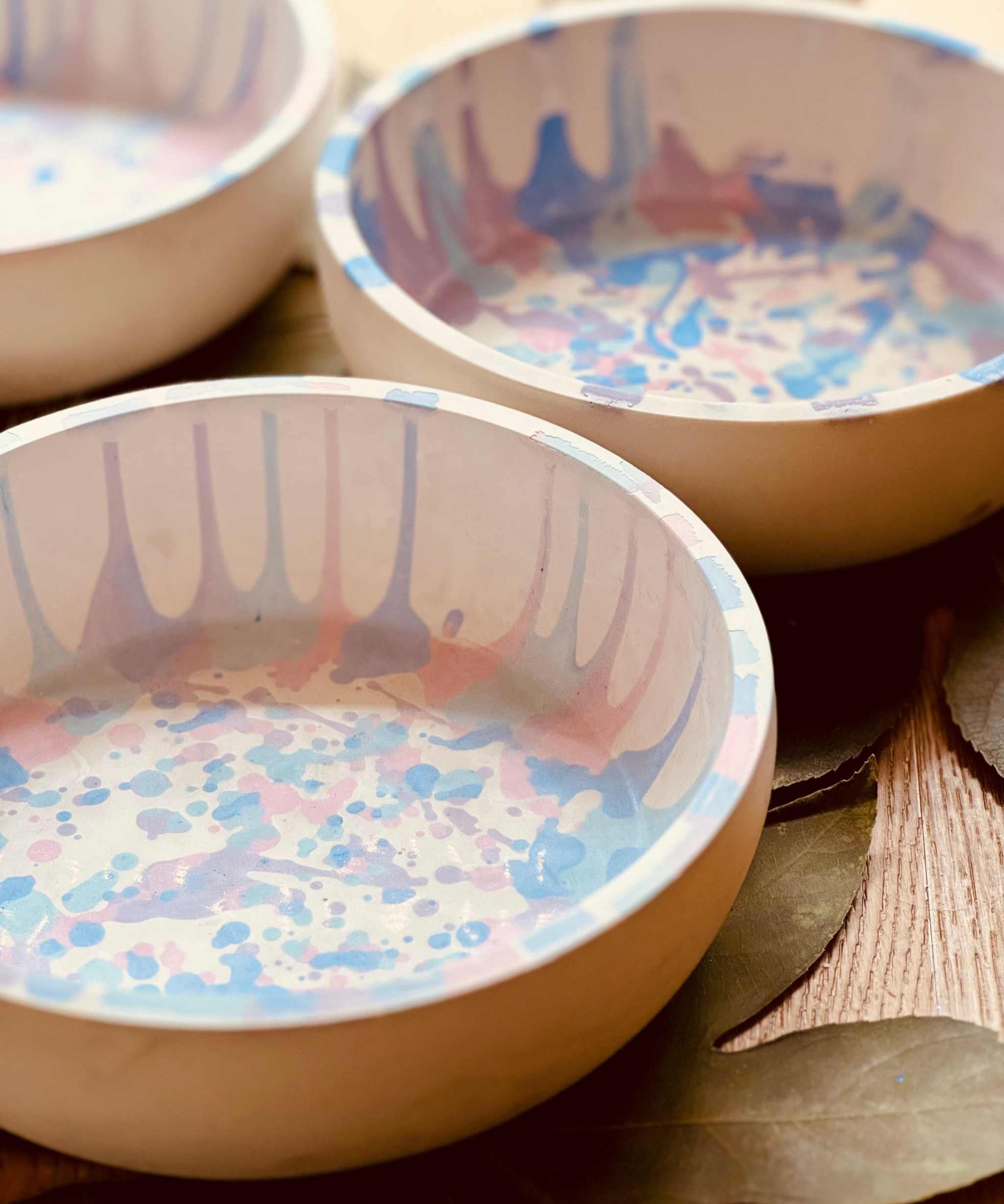 Gießkeramik Schale: Bunte Keramikschalen mit Sprenkel- und Tropfendesign in zarten Pastellfarben, ideal für dekorative Zwecke oder als Servierschalen.