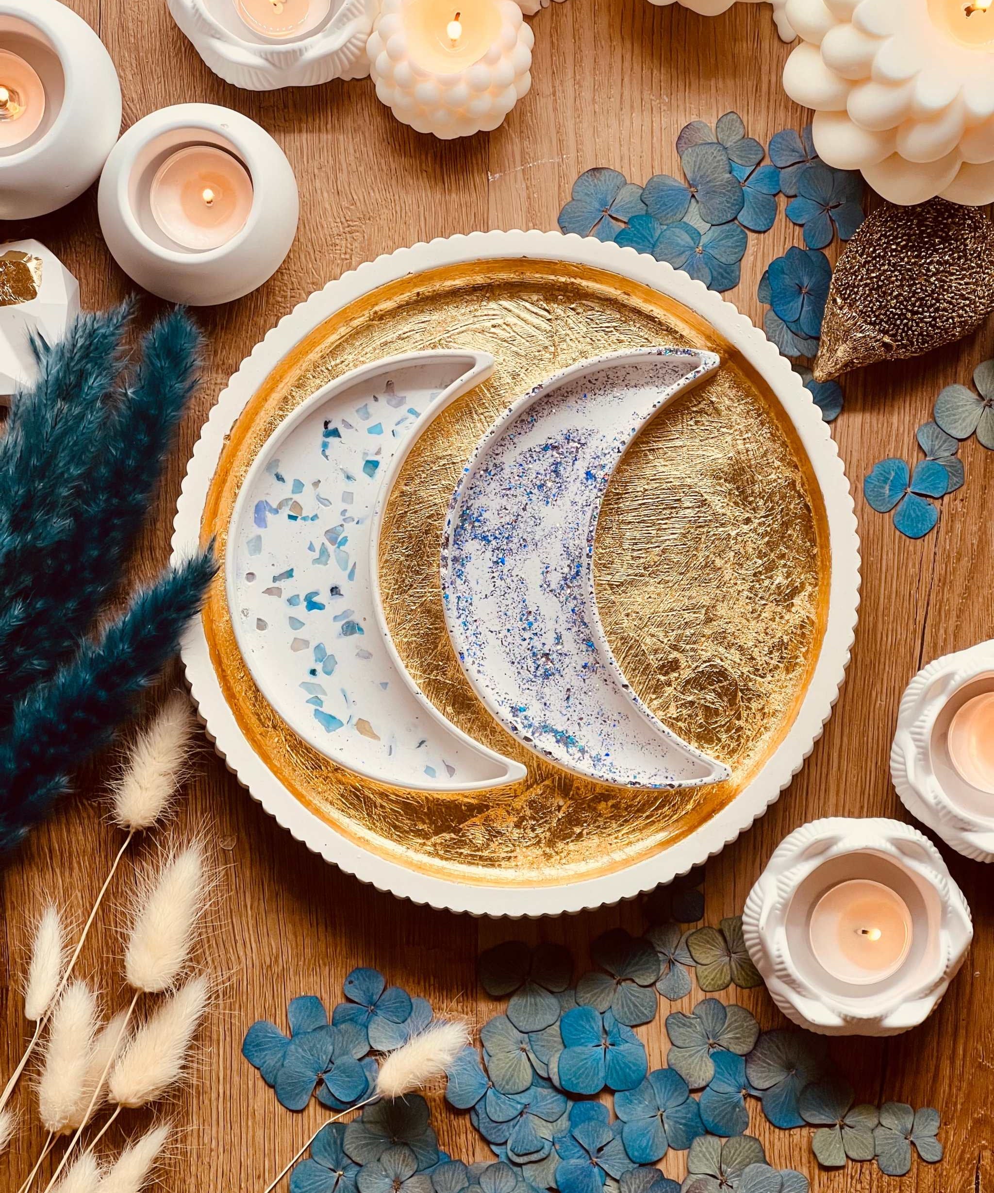 Handcrafted Gießkeramik galaxy design bowl set with glittering details on a wooden surface.Giesskeramik Weisse Deko Schalen Set Galaxy Glitzereffekt