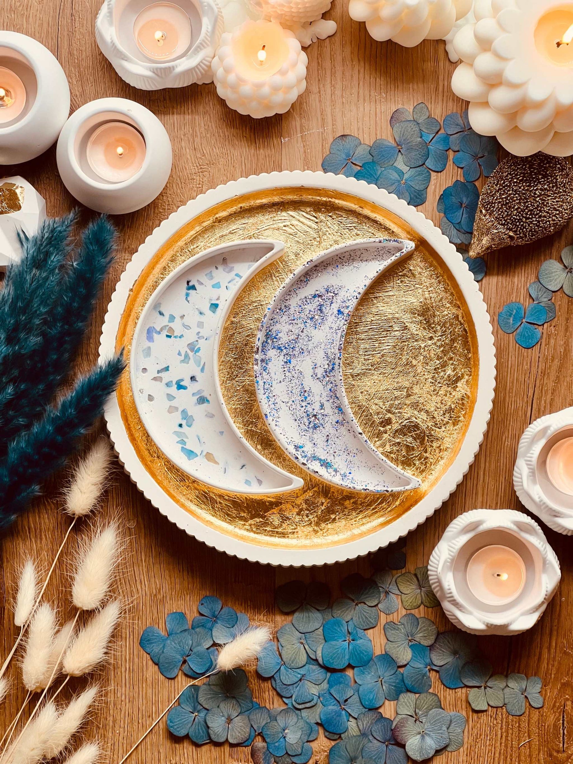 Handcrafted Gießkeramik galaxy design bowl set with glittering details on a wooden surface.Giesskeramik Weisse Deko Schalen Set Galaxy Glitzereffekt