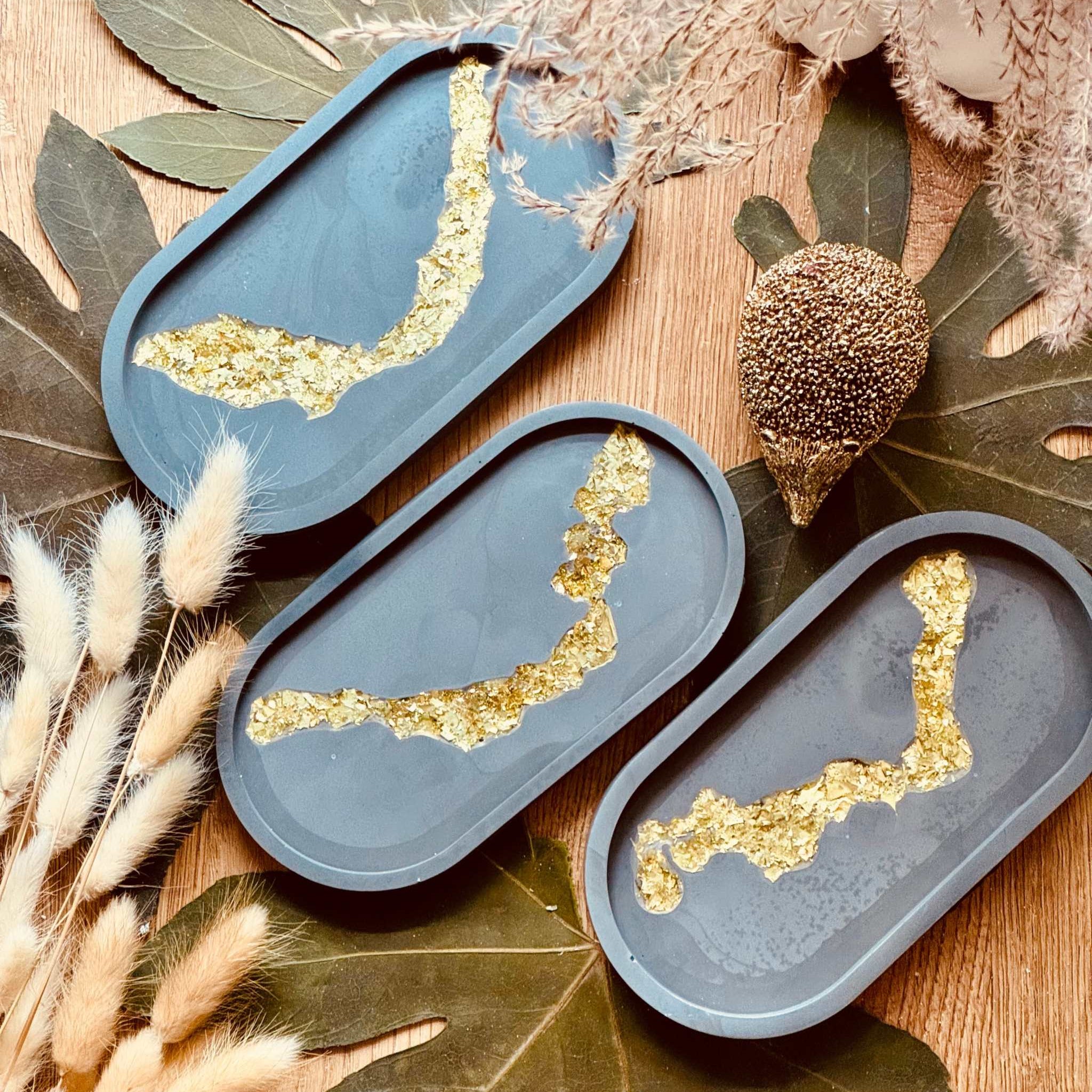 Handgefertigte Gießkeramik-Schmuckschale mit goldenem Harz-Highlight, perfekt als dekorative und funktionale Ablage für kleine Gegenstände.Giesskeramik Weisse Deko Schmuckschale mit Blattgold
