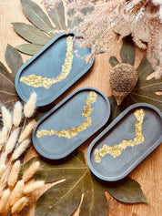 Handgefertigte Gießkeramik-Schmuckschale mit goldenem Harz-Highlight, perfekt als dekorative und funktionale Ablage für kleine Gegenstände.Giesskeramik Weisse Deko Schmuckschale mit Blattgold