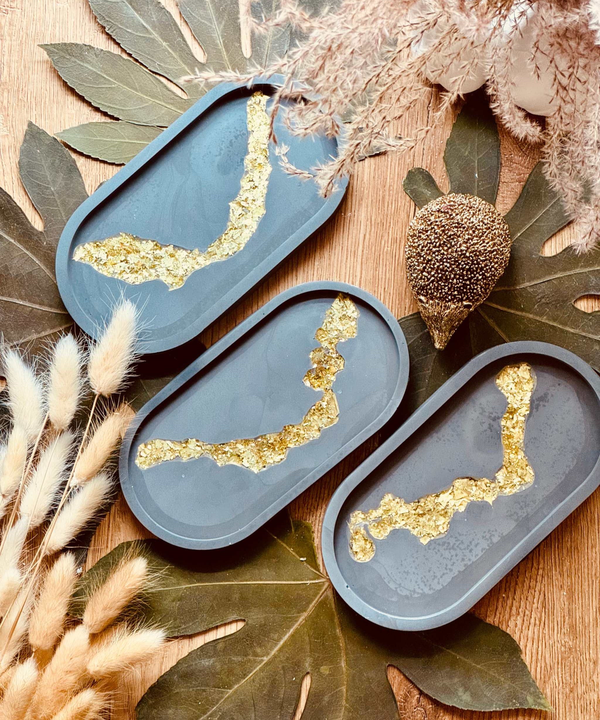 Handgefertigte Gießkeramik-Schmuckschale mit goldenem Harz-Highlight, perfekt als dekorative und funktionale Ablage für kleine Gegenstände.Giesskeramik Weisse Deko Schmuckschale mit Blattgold