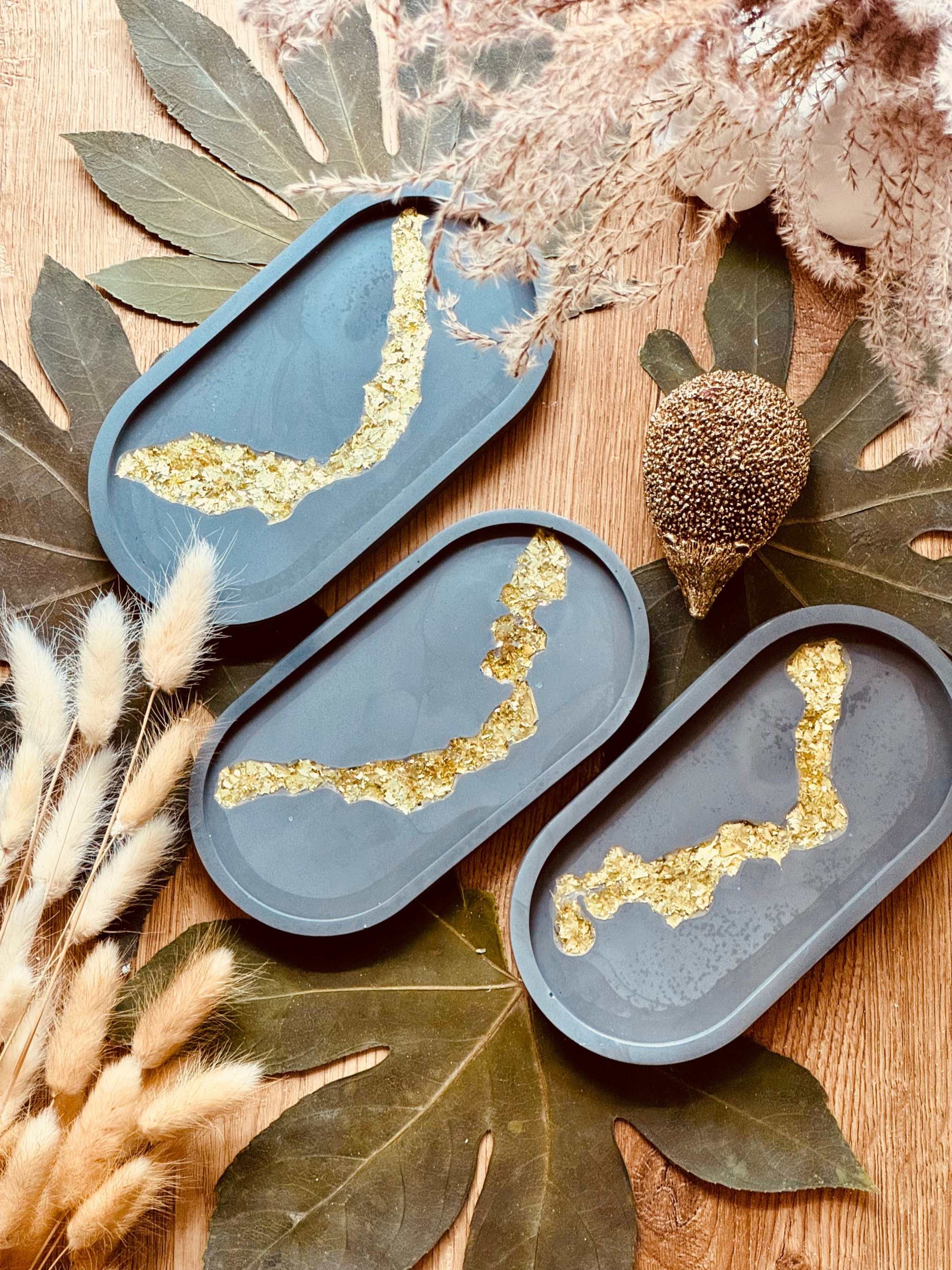 Handgefertigte Gießkeramik-Schmuckschale mit goldenem Harz-Highlight, perfekt als dekorative und funktionale Ablage für kleine Gegenstände.Giesskeramik Weisse Deko Schmuckschale mit Blattgold
