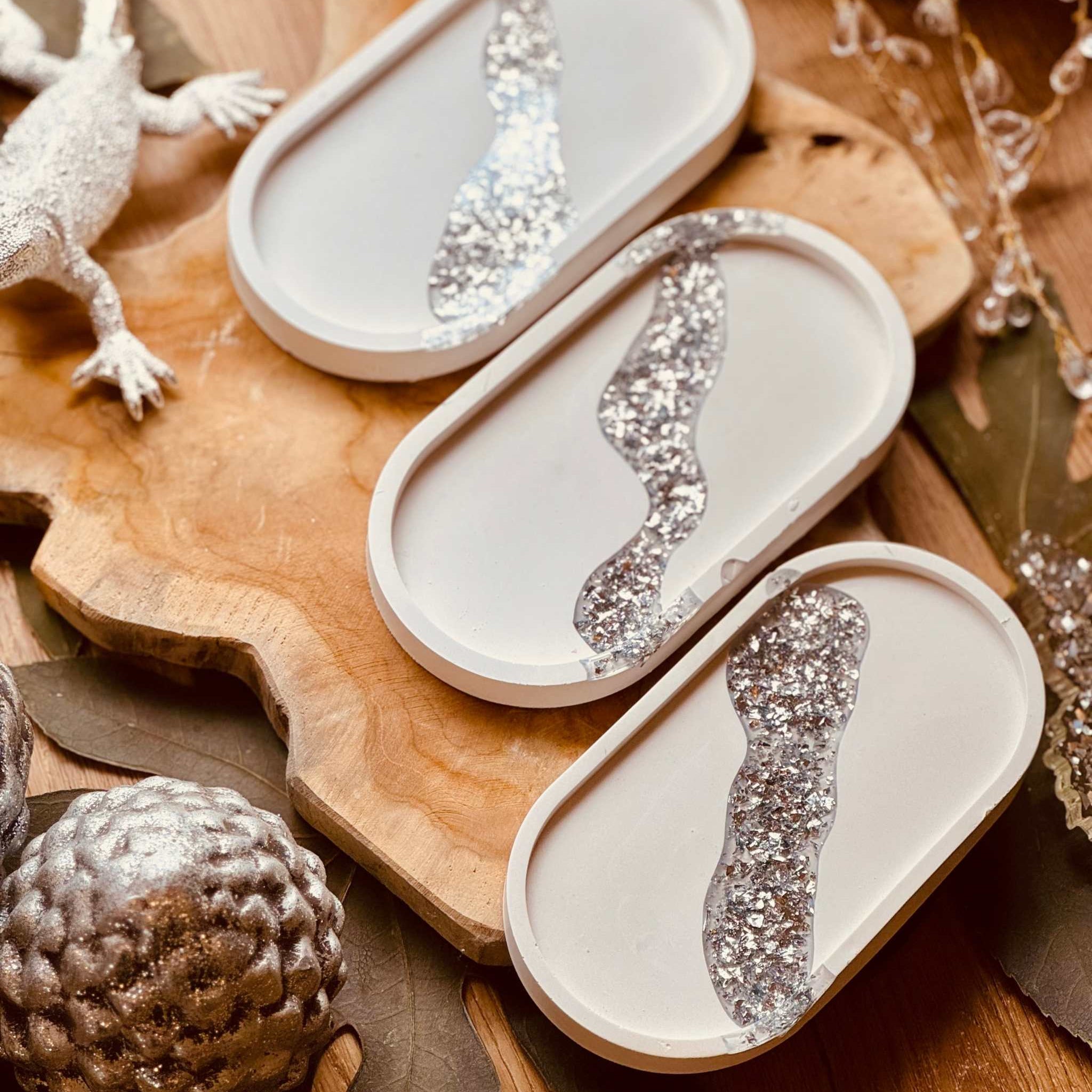 Handgefertigte Gießkeramik Schmuckschale mit glänzendem Blattsilber-Highlight, perfekt für eine luxuriöse Tisch- oder Regal-Dekoration.Giesskeramik Weisse Deko Schmuckschale mit Blattsilber