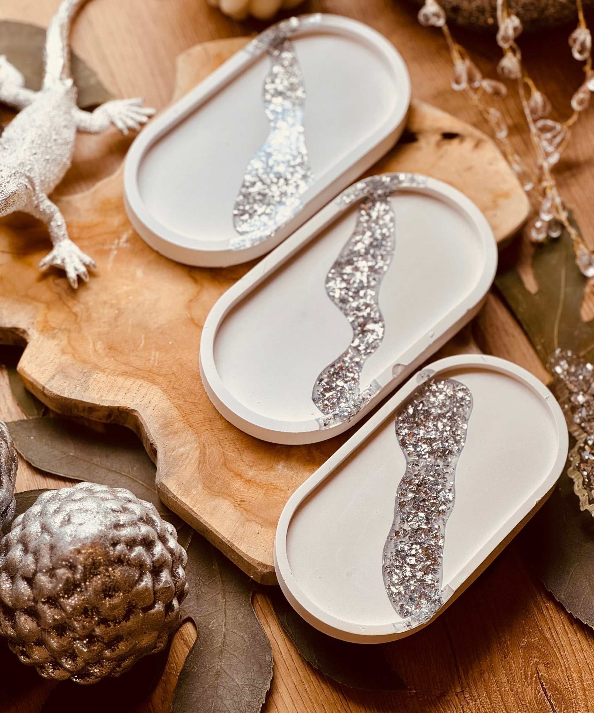 Handgefertigte Gießkeramik Schmuckschale mit glänzendem Blattsilber-Highlight, perfekt für eine luxuriöse Tisch- oder Regal-Dekoration.Giesskeramik Weisse Deko Schmuckschale mit Blattsilber