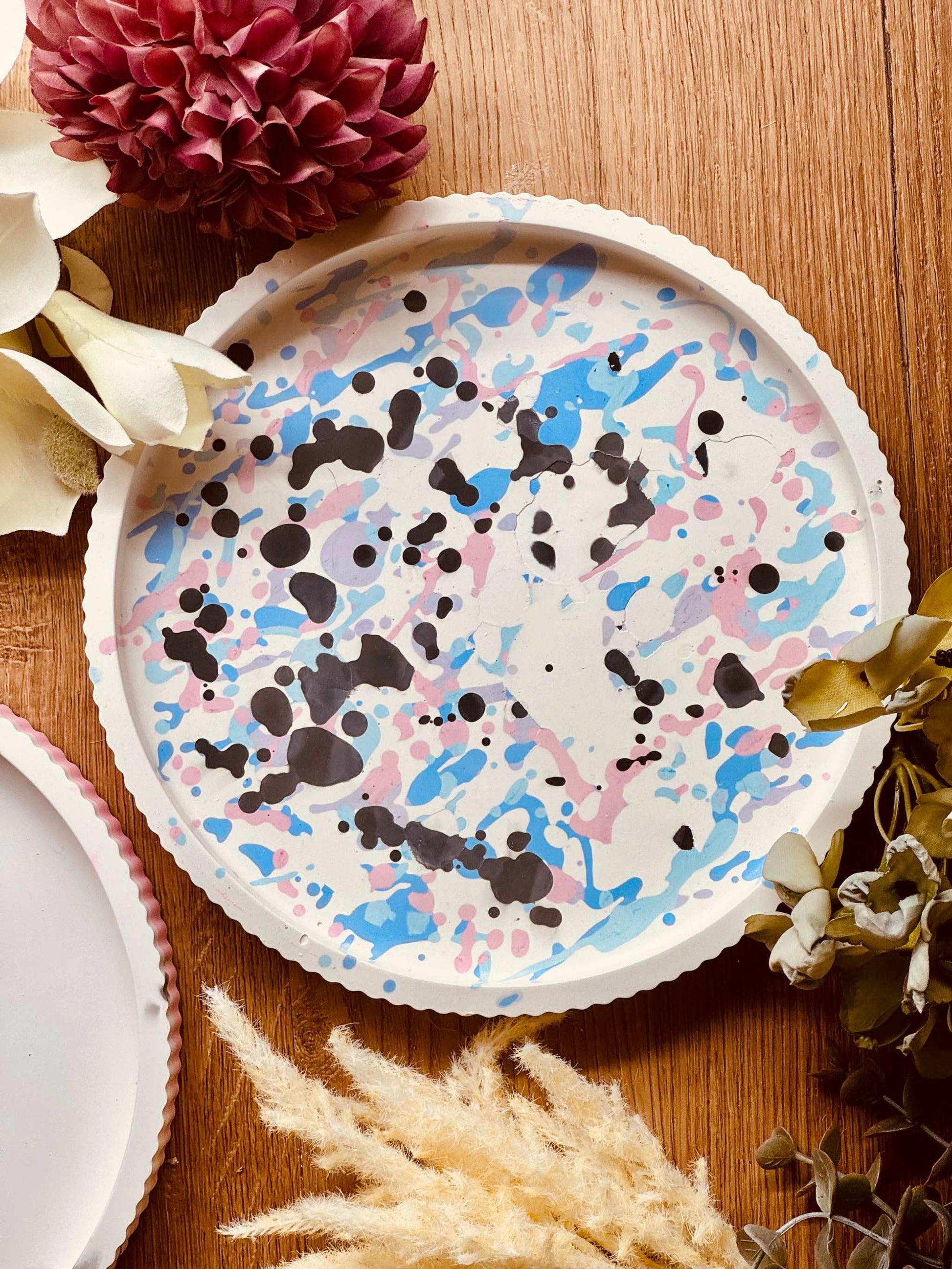 Kreatives Set aus handgefertigten Gießkeramik Tablett in verschiedenen Stilen: modernes Rosa mit Punkten, pastellfarben gesprenkelt und grauer Marmor-Look. Schöne Wohn-Accessoires.Giesskeramik Weisse Deko Tablett mehrfarbig Designmix