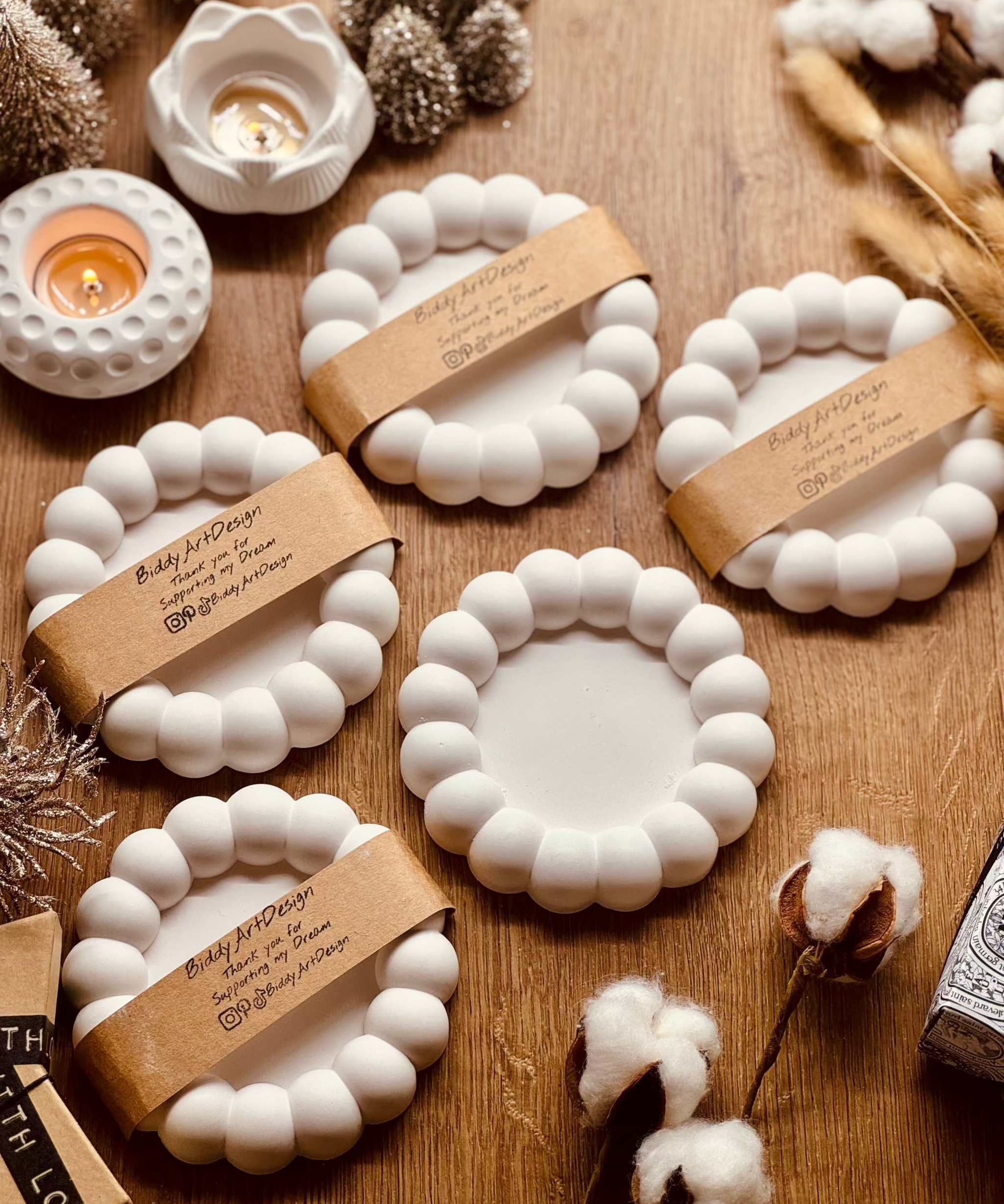 Handgefertigte runde Untersetzer aus Gießkeramik mit einzigartigem Kugelmuster, ideal für Tischdeko.Giesskeramik Weisse Deko Untersetzer Big Bubbles Design