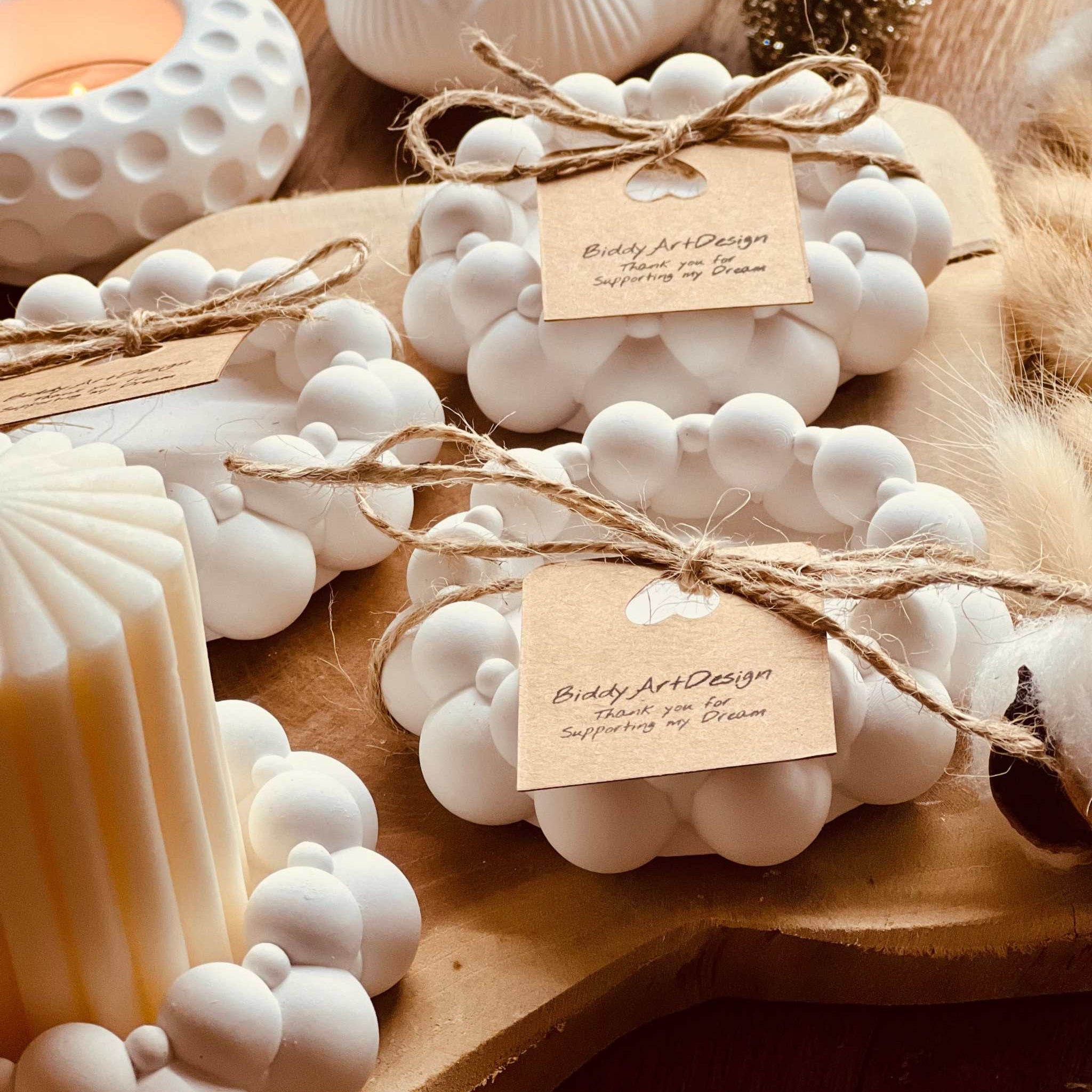 Handcrafted Gießkeramik Untersetzer "Many Bubbles" on wooden tray with candles and decorations.Giesskeramik Weisse Deko Untersetzer Many Bubbles Design