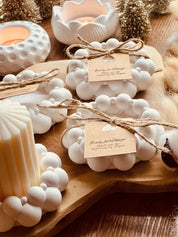 Handcrafted Gießkeramik Untersetzer "Many Bubbles" on wooden tray with candles and decorations.Giesskeramik Weisse Deko Untersetzer Many Bubbles Design