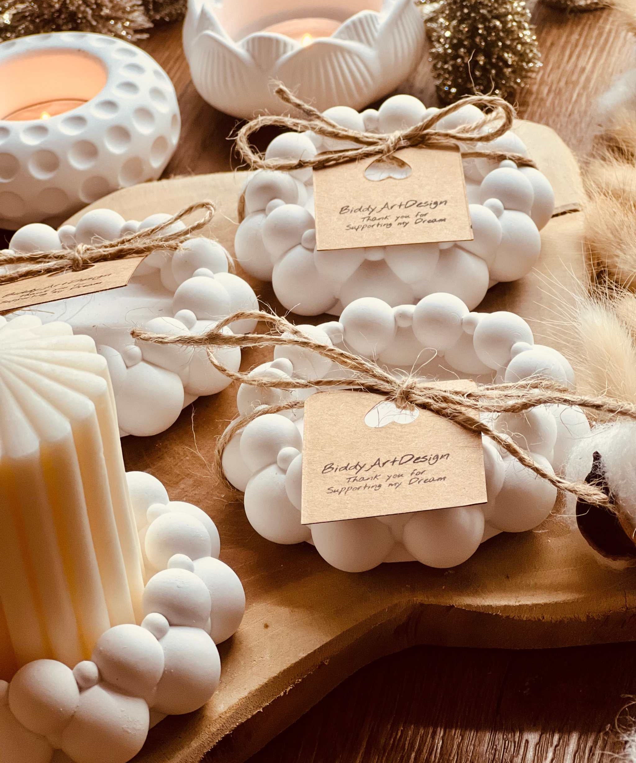 Handcrafted Gießkeramik Untersetzer "Many Bubbles" on wooden tray with candles and decorations.Giesskeramik Weisse Deko Untersetzer Many Bubbles Design
