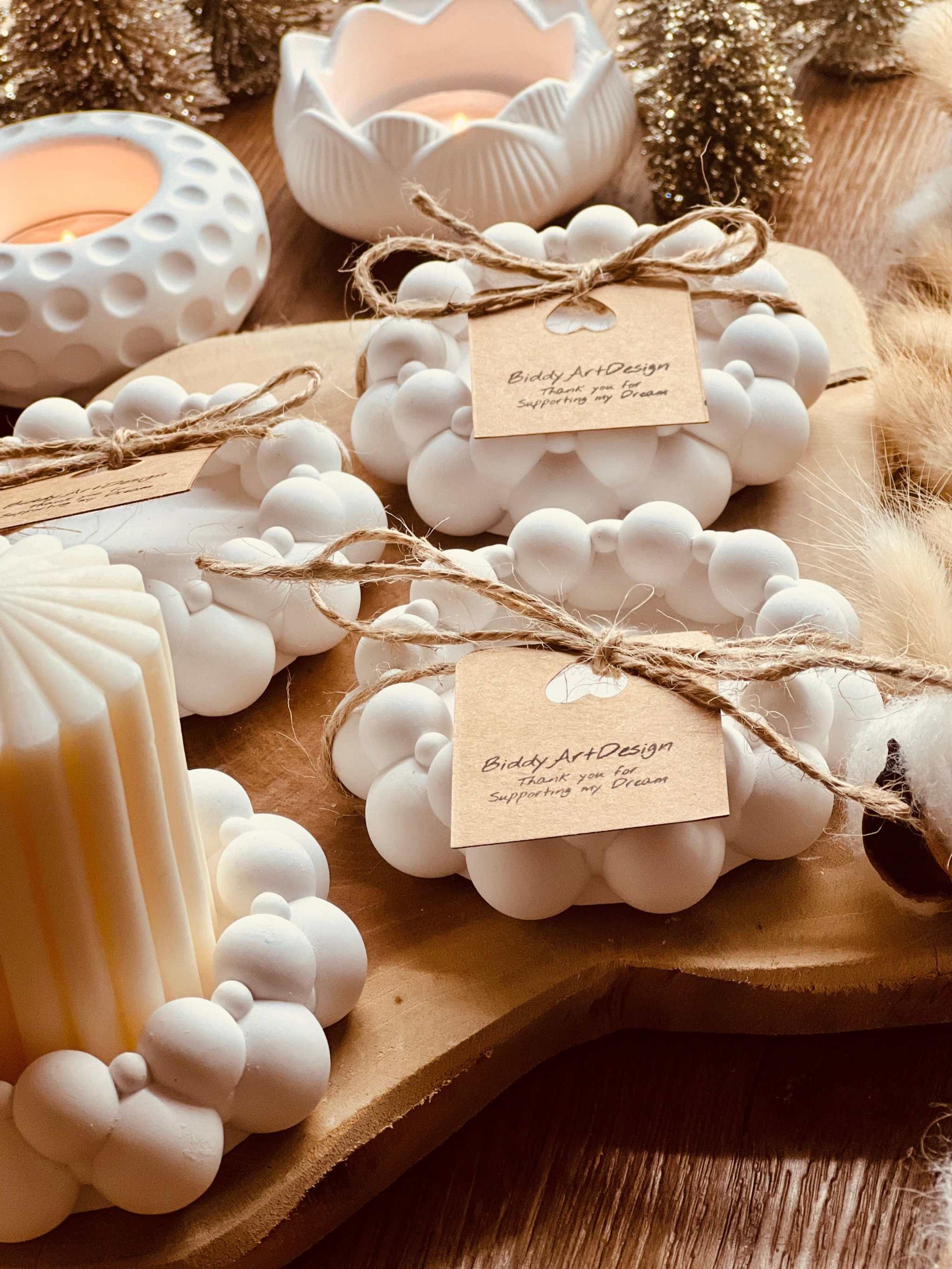 Handcrafted Gießkeramik Untersetzer "Many Bubbles" on wooden tray with candles and decorations.Giesskeramik Weisse Deko Untersetzer Many Bubbles Design