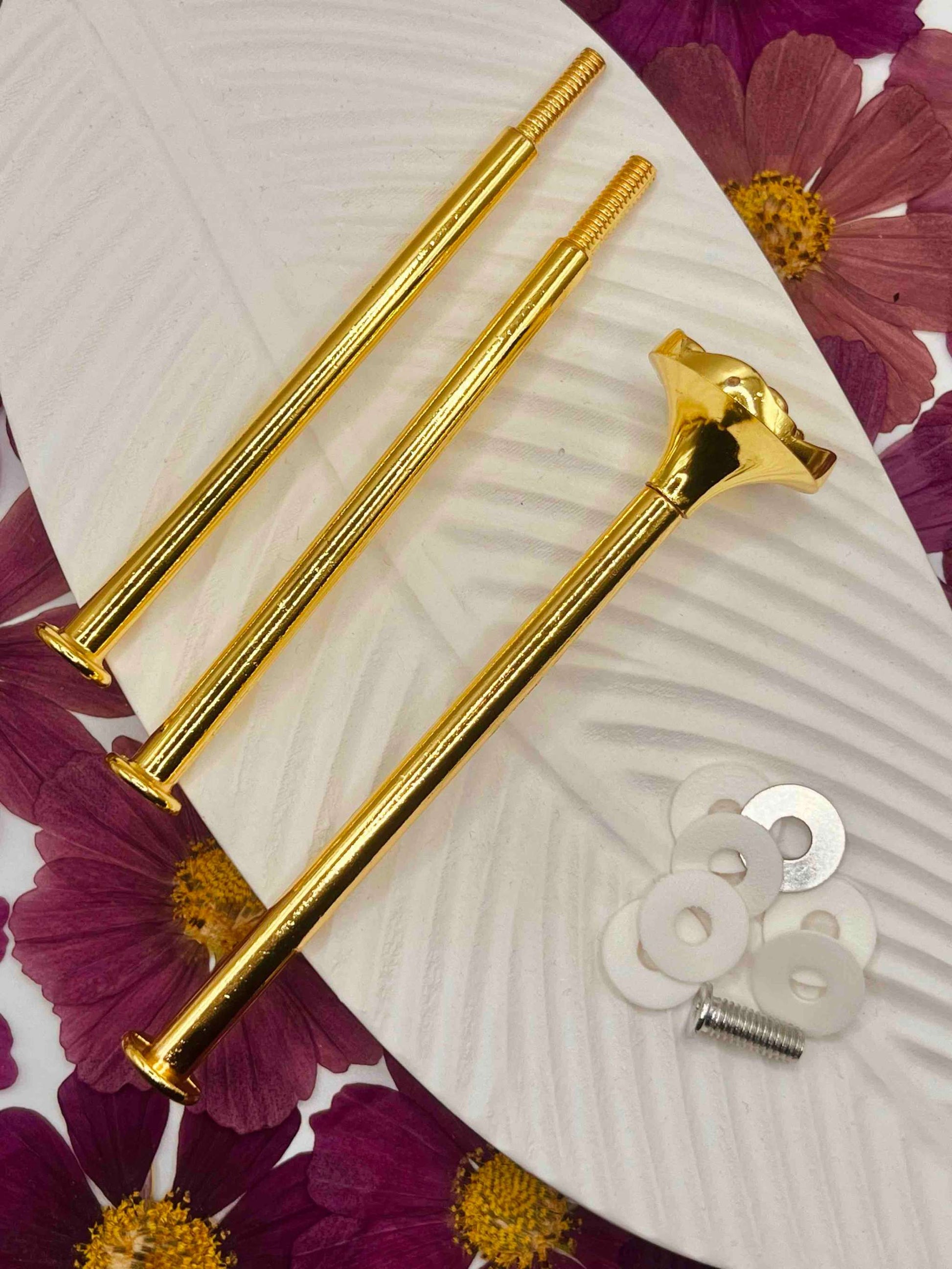 Nahaufnahme des romantischen Rosen-Designs an der Etagerenstange