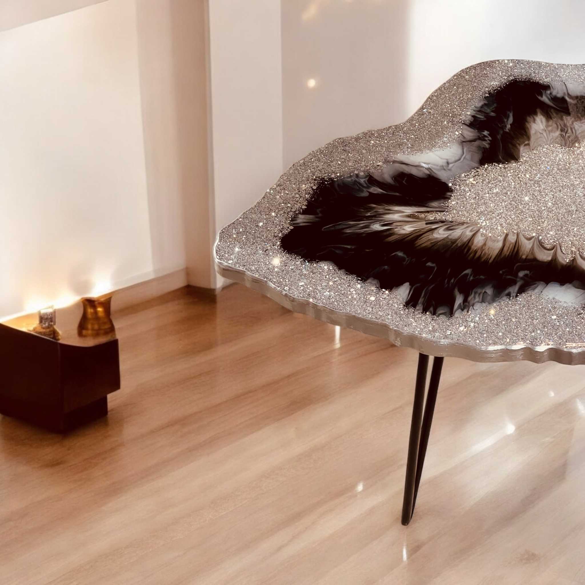 Glamouröser Couchtisch aus Epoxidharz mit Glitzer und individueller Maserung – einzigartiges Design in Schwarz und Silber