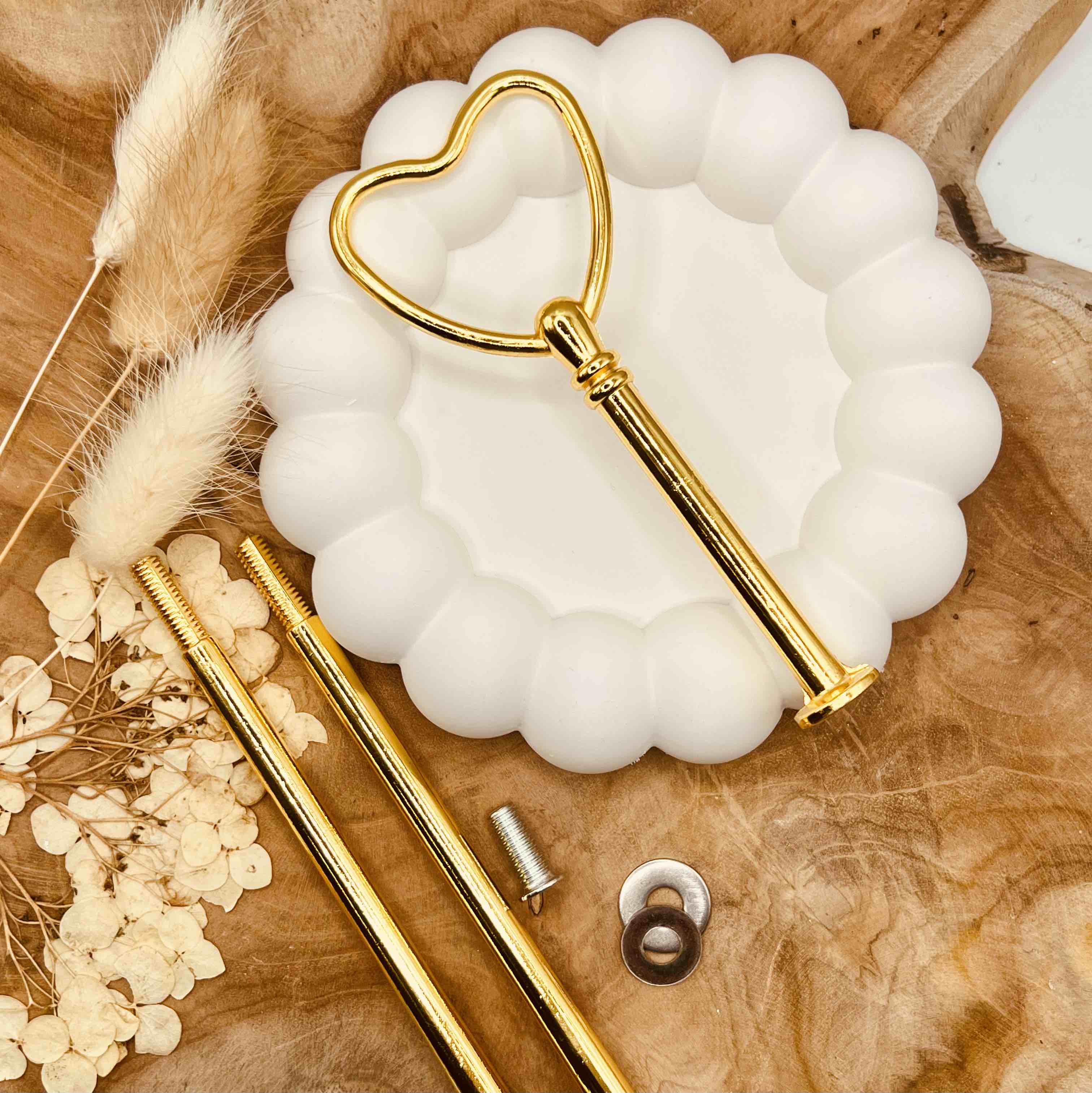 Goldene Etagerenstange “Heart” mit herzförmigem Design, 33 cm hoch