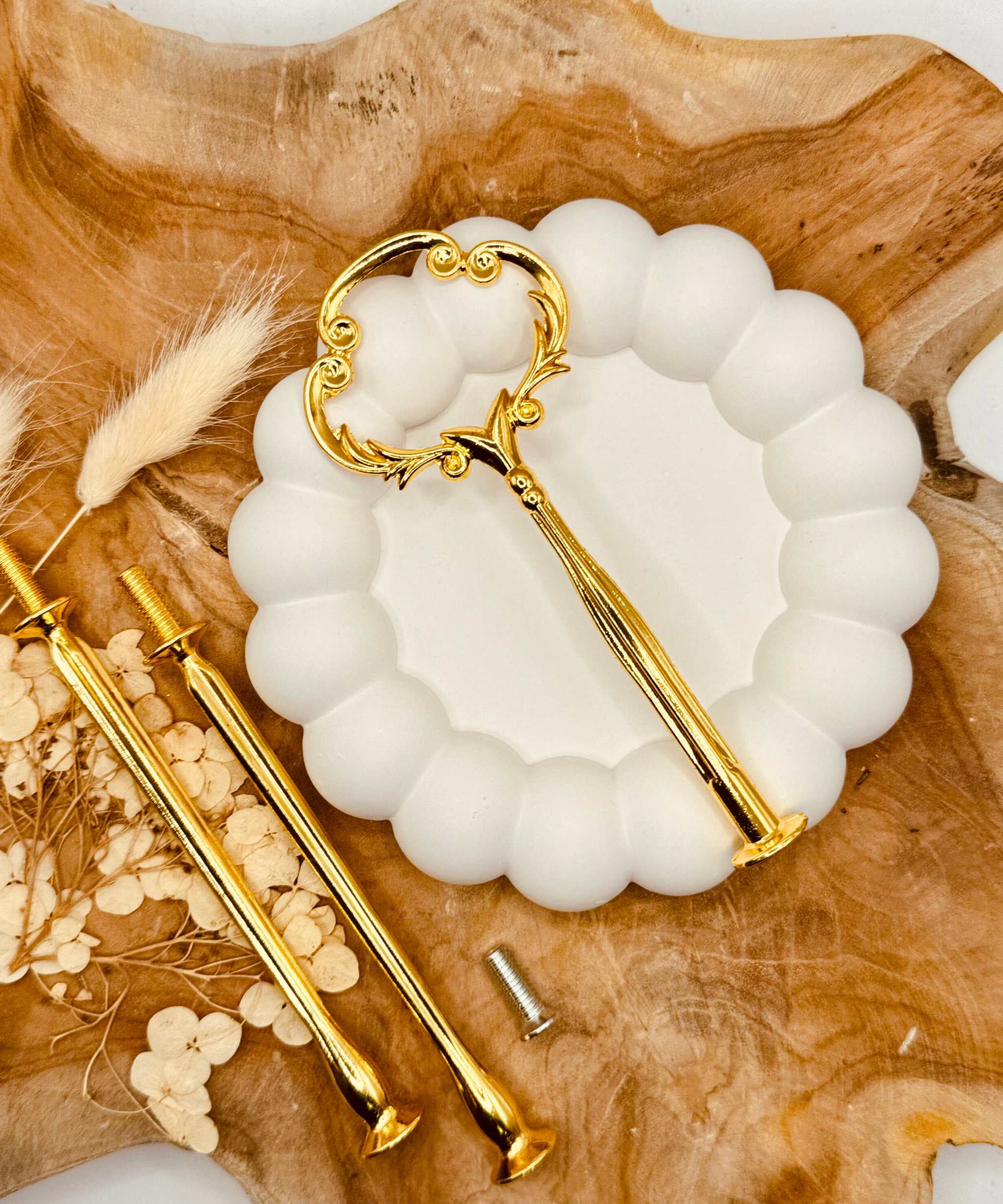 Goldene Etagerenstange mit strukturierter Oberfläche und modernem Look