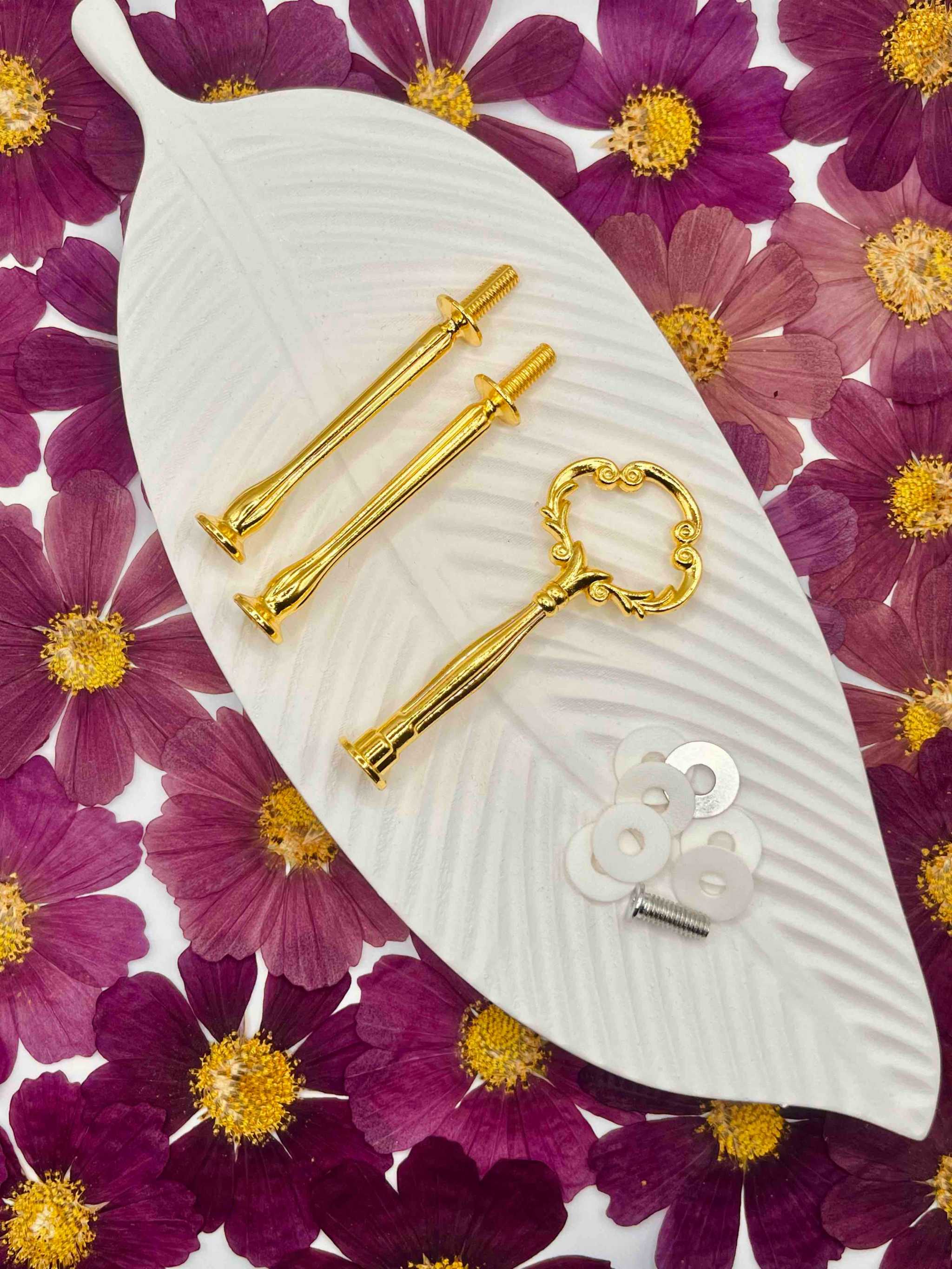 Goldene Etagerenstange montiert an einer selbstgemachten Etagere - Mini classic