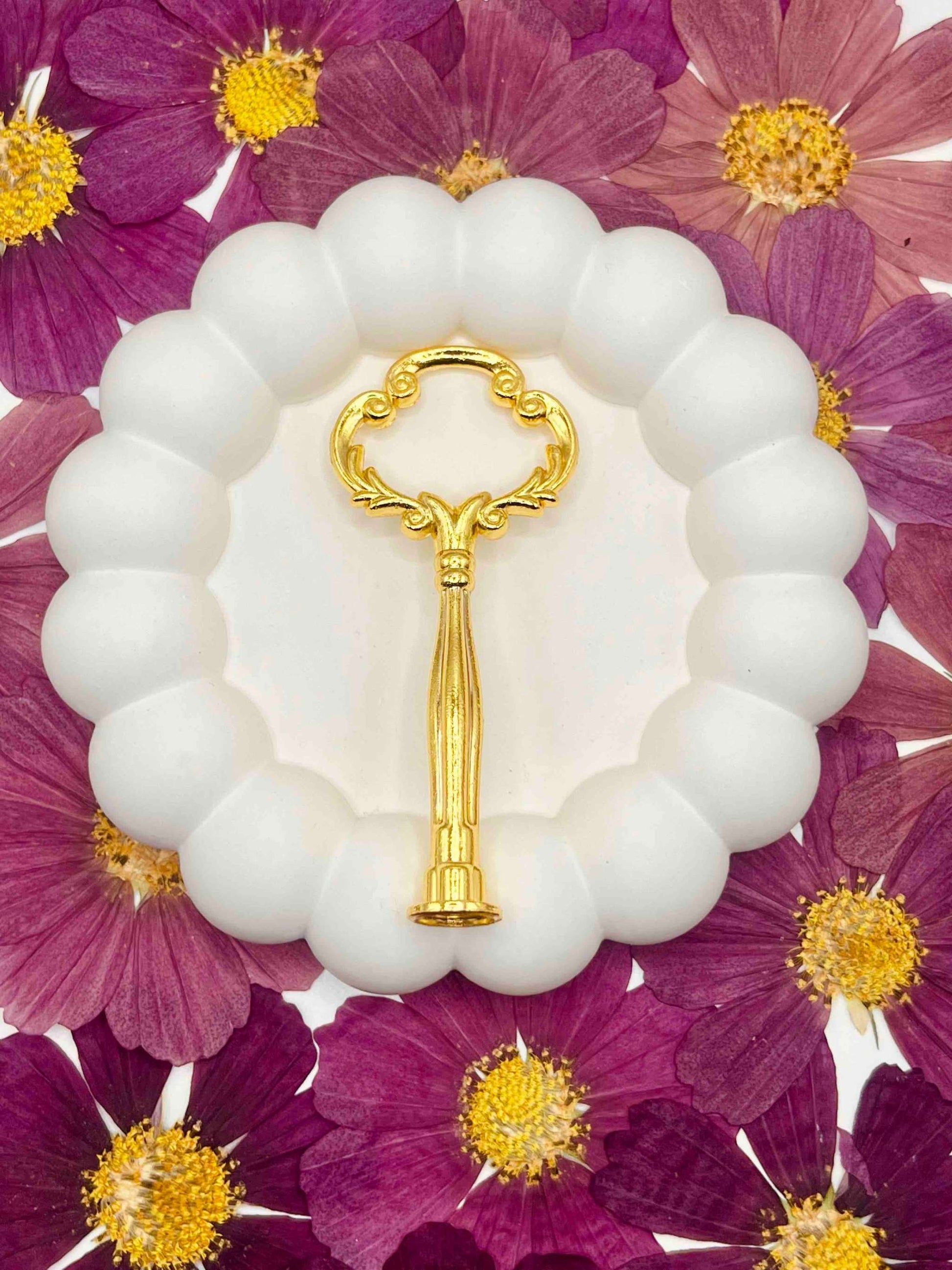 Goldene Mini Etagerenstange mit einfacher Schraubmontage für DIY-Projekte