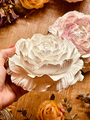 Hochwertige Deko-Blumen aus Gießkeramik in Rosatönen und Cremefarbe, für ein stilvolles Ambiente auf Esstischen oder in Vitrinen