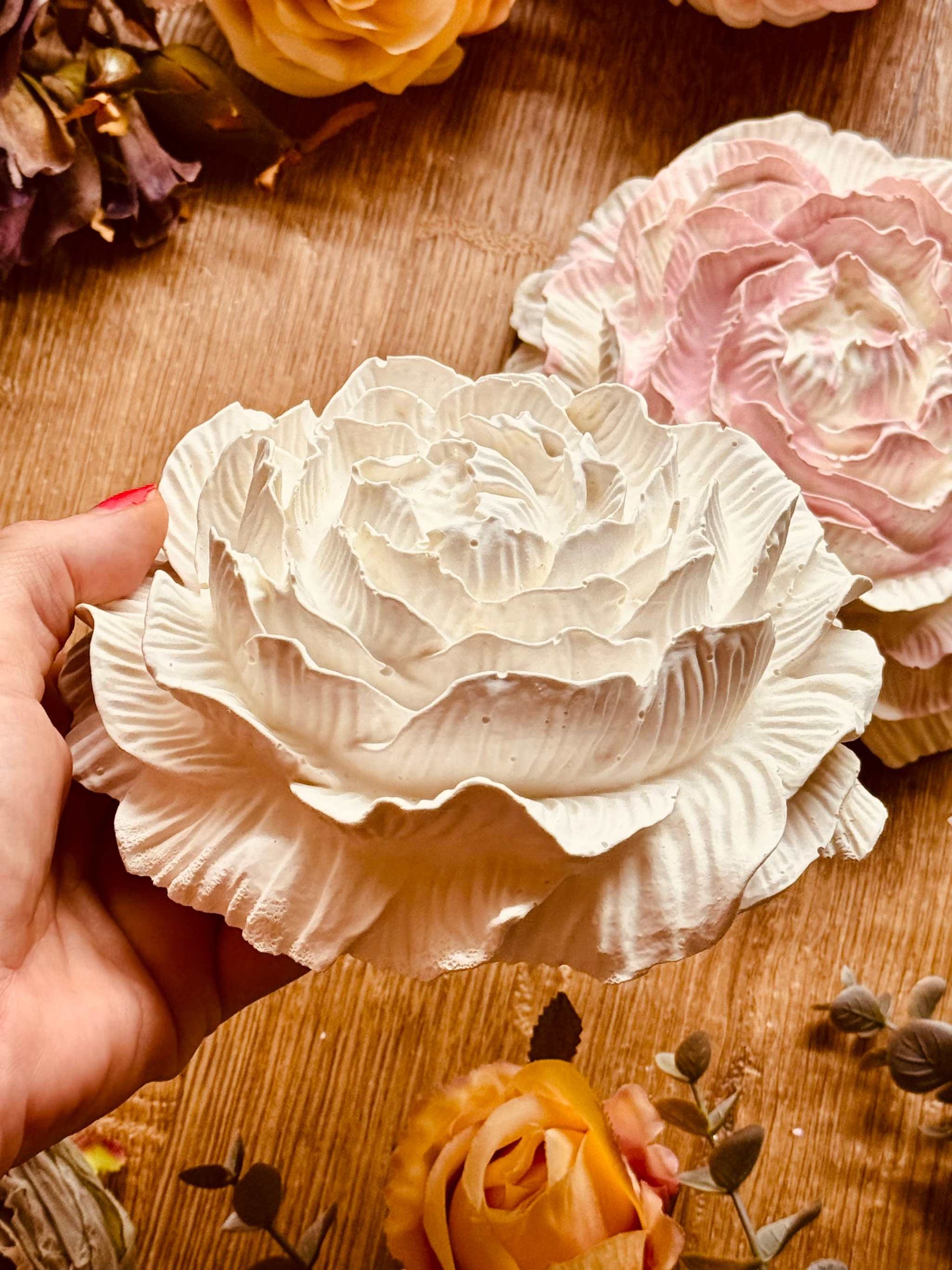 Hochwertige Deko-Blumen aus Gießkeramik in Rosatönen und Cremefarbe, für ein stilvolles Ambiente auf Esstischen oder in Vitrinen
