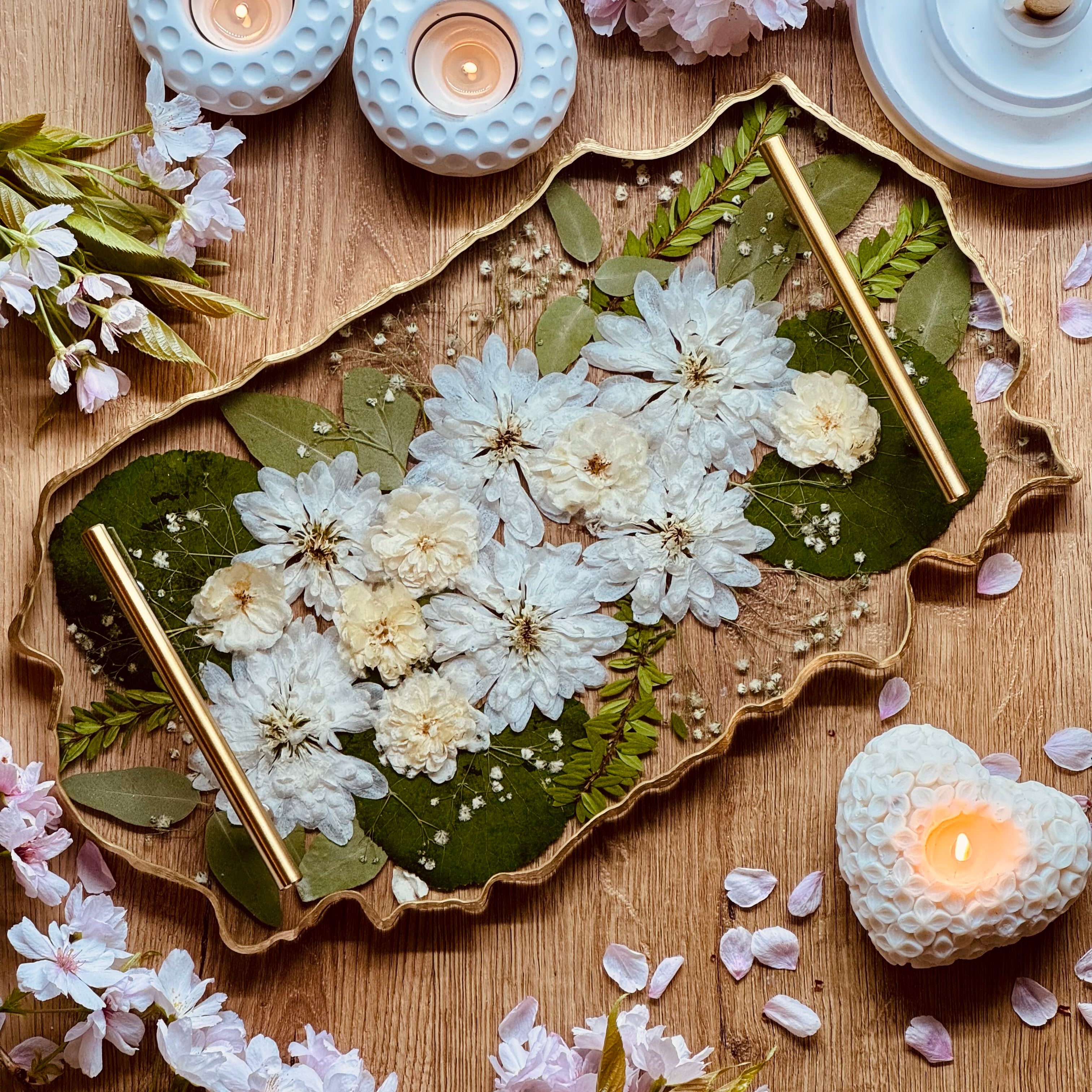 Großes Tablett mit konserviertem Brautstrauß und Goldrand 