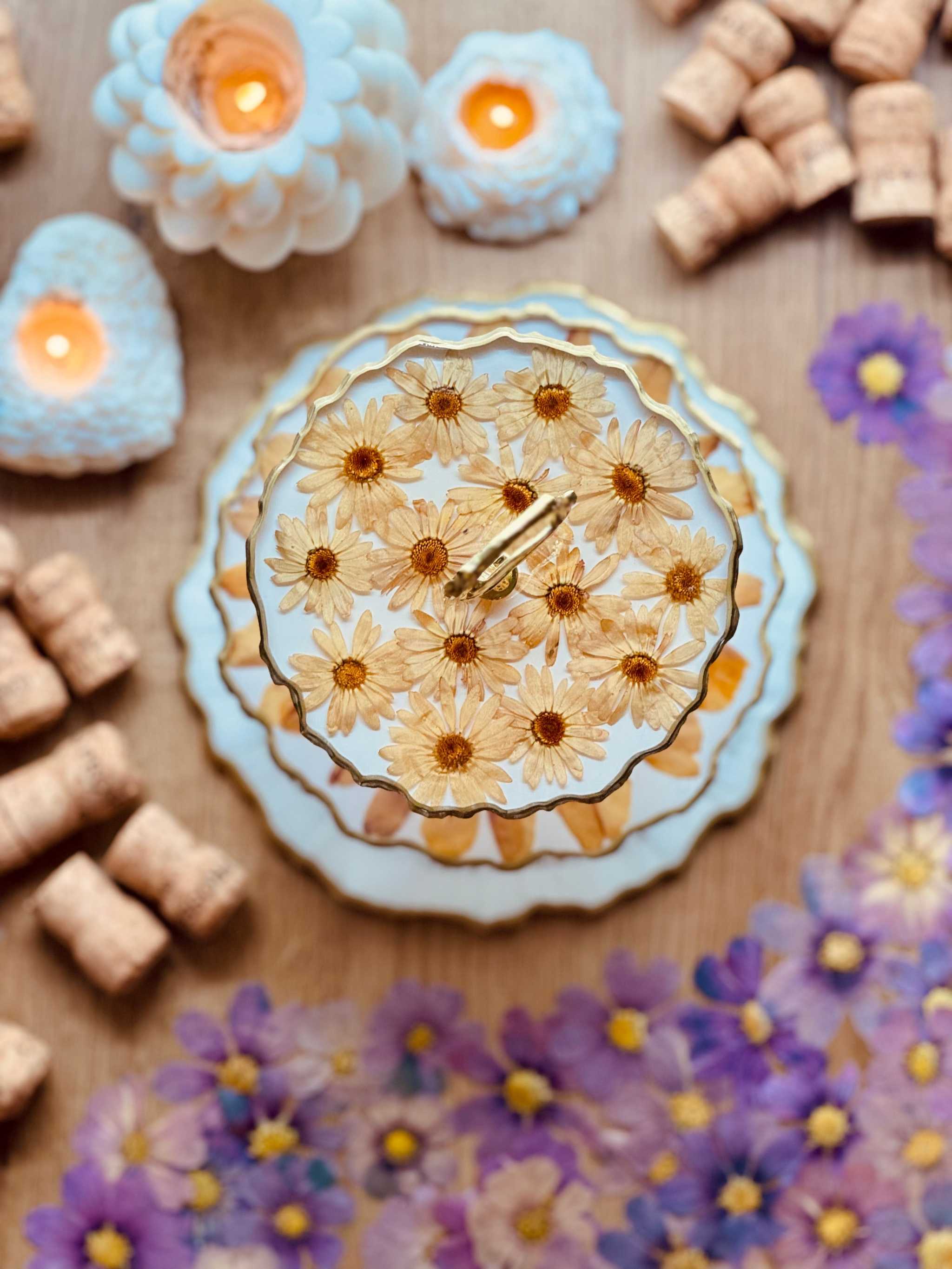 Handgefertigte Epoxidharz Etagere mit getrockneten Blüten und goldenen Akzenten für elegante Dekoration