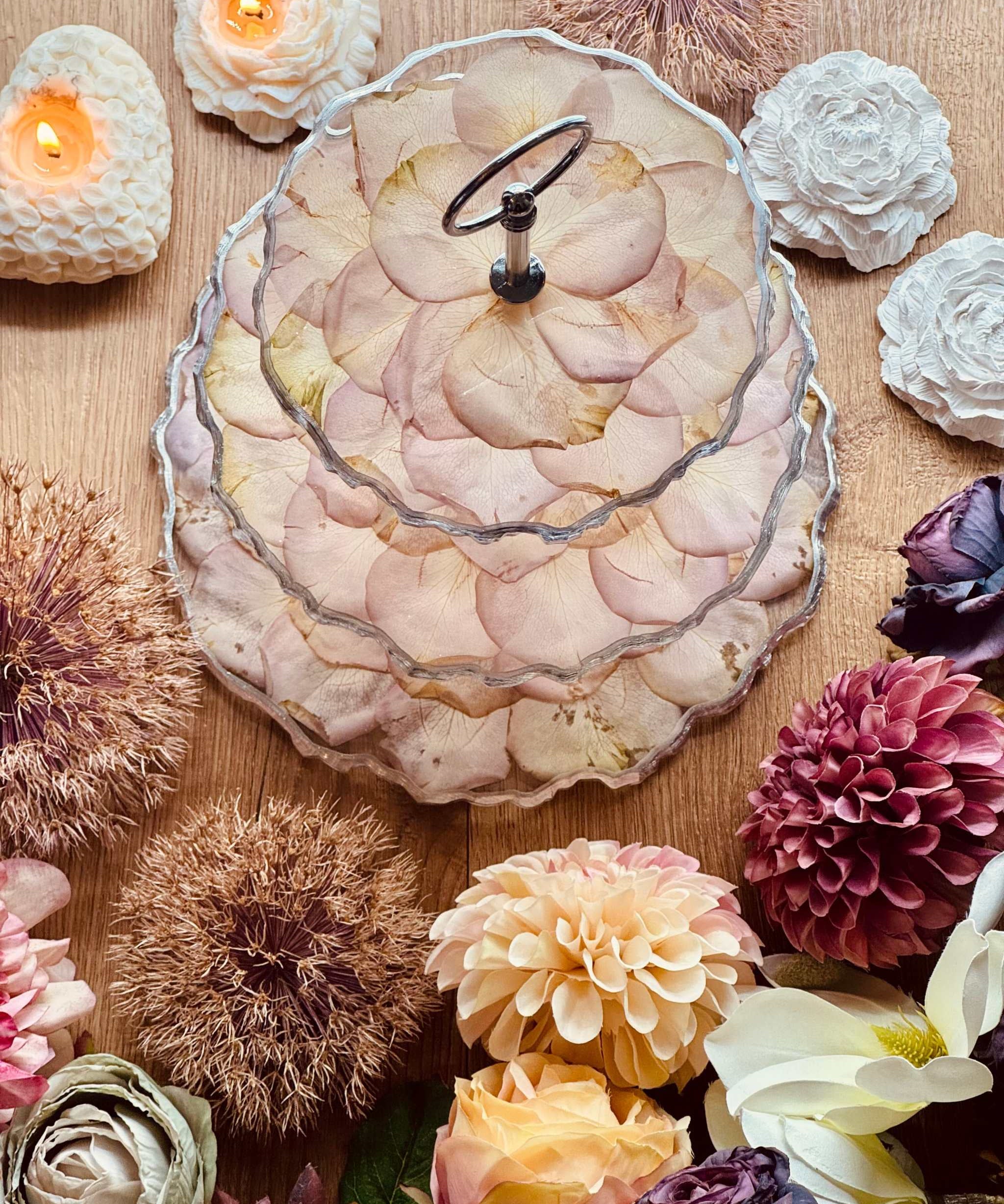 Handgefertigte Epoxidharz Etagere mit getrockneten rosa Rosenblättern und silbernem Griff, dekorativ und einzigartig