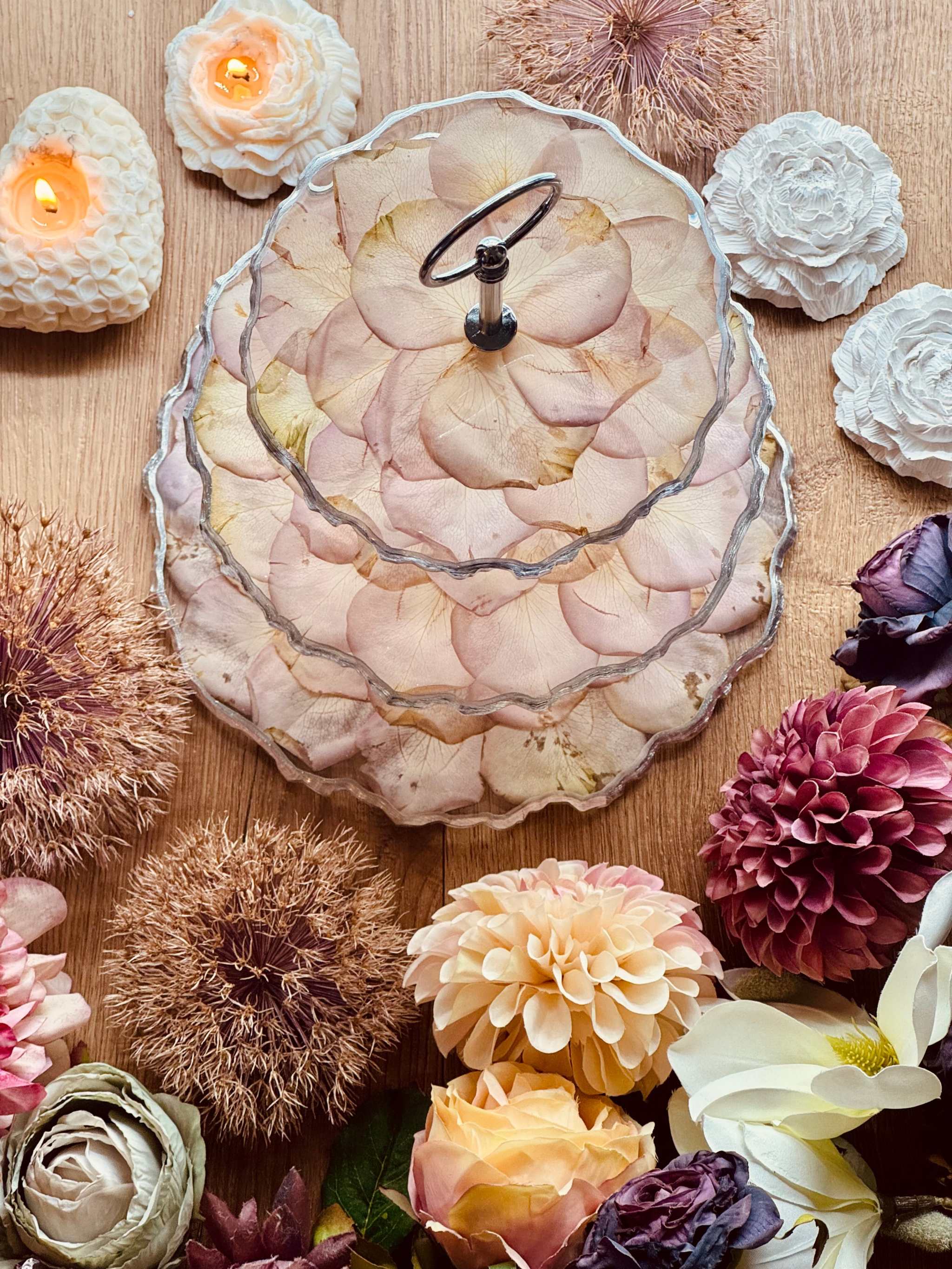 Handgefertigte Epoxidharz Etagere mit getrockneten rosa Rosenblättern und silbernem Griff, dekorativ und einzigartig