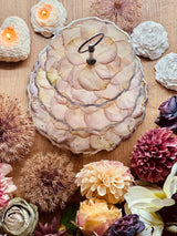 Epoxidharz Etagere mit getrockneten rosa Rosenblättern und Silber