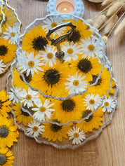 Handgefertigte Etagere aus Resin mit Sonnenblumen, dreistufige Konstruktion, goldene Details, dekorativ und funktional.