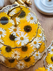 Handgefertigte Etagere aus Resin mit Sonnenblumen, goldenen Details, ideal für stilvolle Präsentationen.