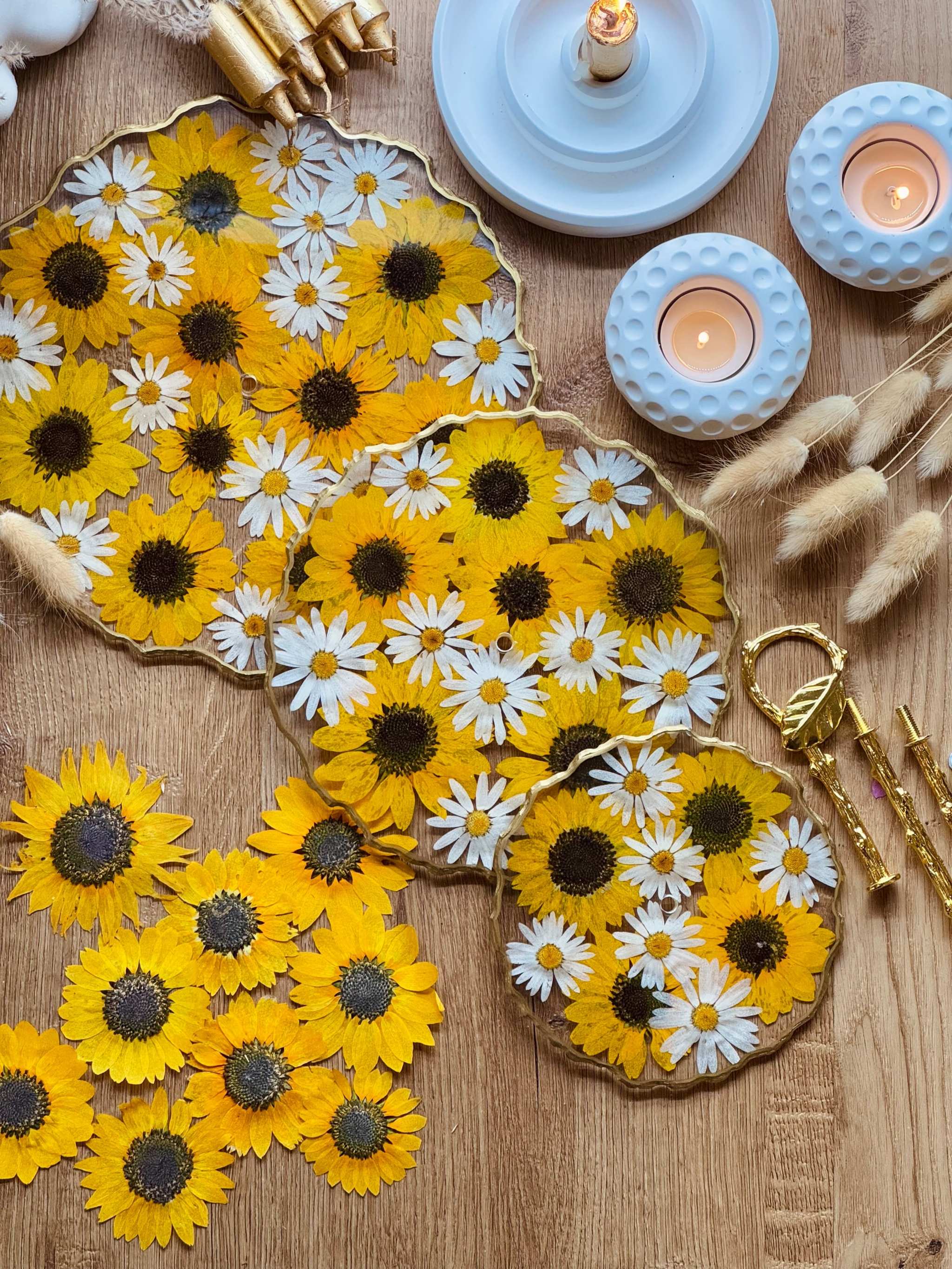 Handgefertigte Etagere aus Resin mit Sonnenblumen und goldenen Details, ideal zur stilvollen Präsentation von Leckereien.