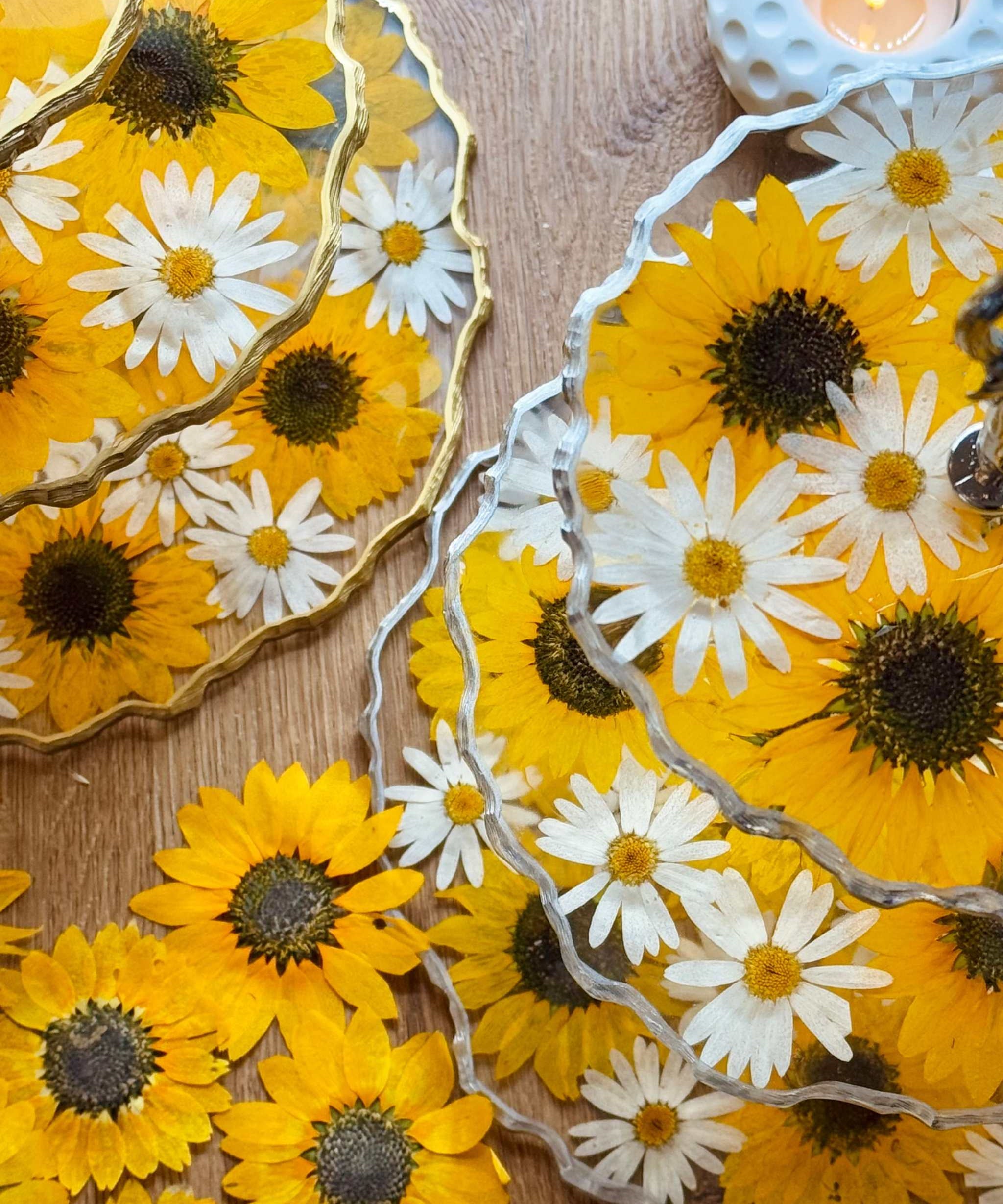 Handgefertigte Epoxidharz Etagere aus Resin mit Sonnenblumen und goldenen oder silbernen Details, dreistufiges Design, sommerlicher Charme, ideal für dekorative Anlässe.