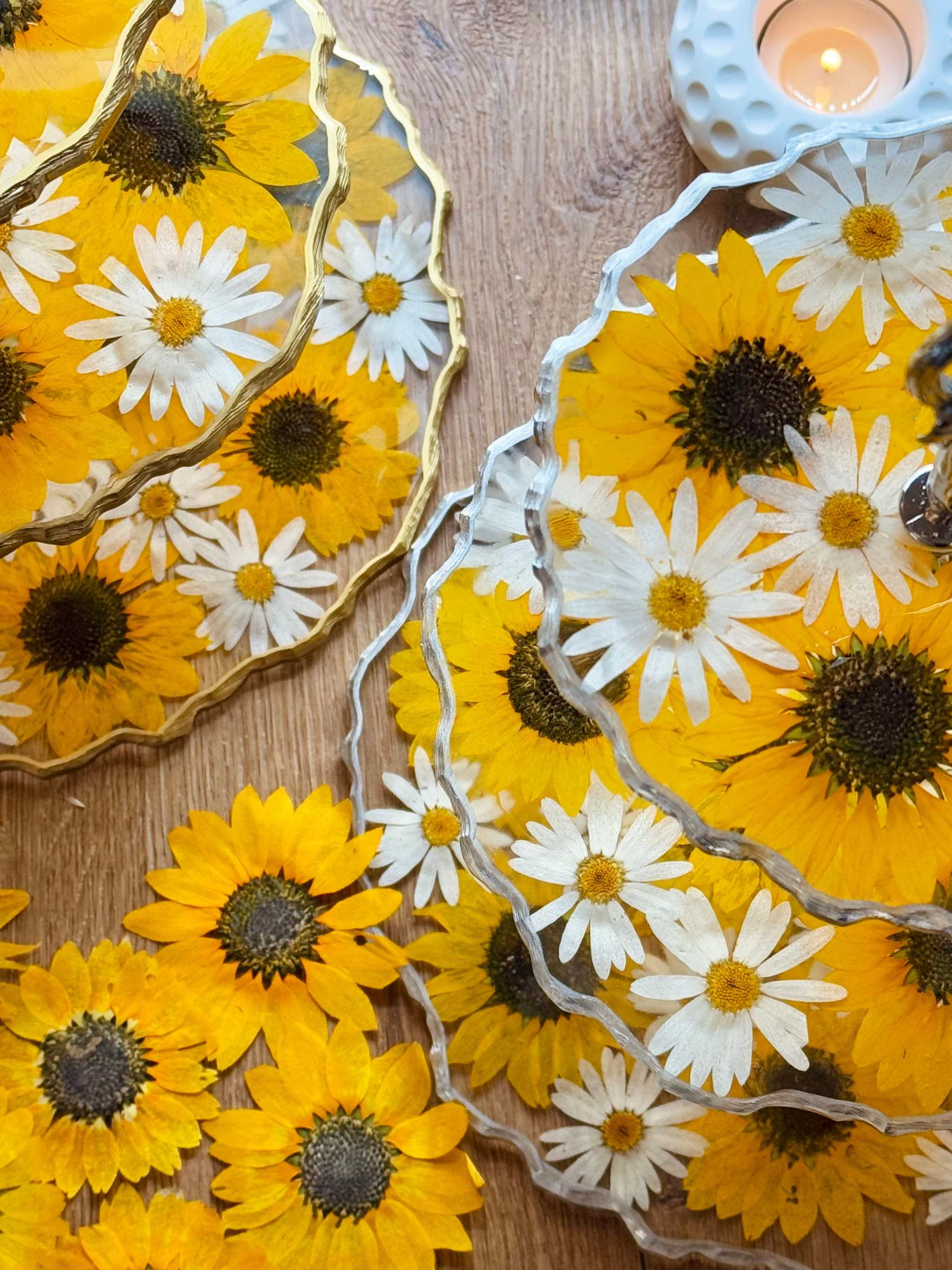 Handgefertigte Epoxidharz Etagere aus Resin mit Sonnenblumen und goldenen oder silbernen Details, dreistufiges Design, sommerlicher Charme, ideal für dekorative Anlässe.