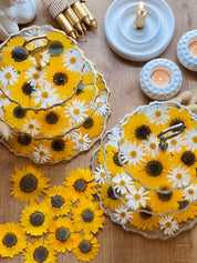 Handgefertigte Epoxidharz Etagere aus Resin mit dreistöckigem Design und Sonnenblumen, verziert mit goldenen oder silbernen Details.