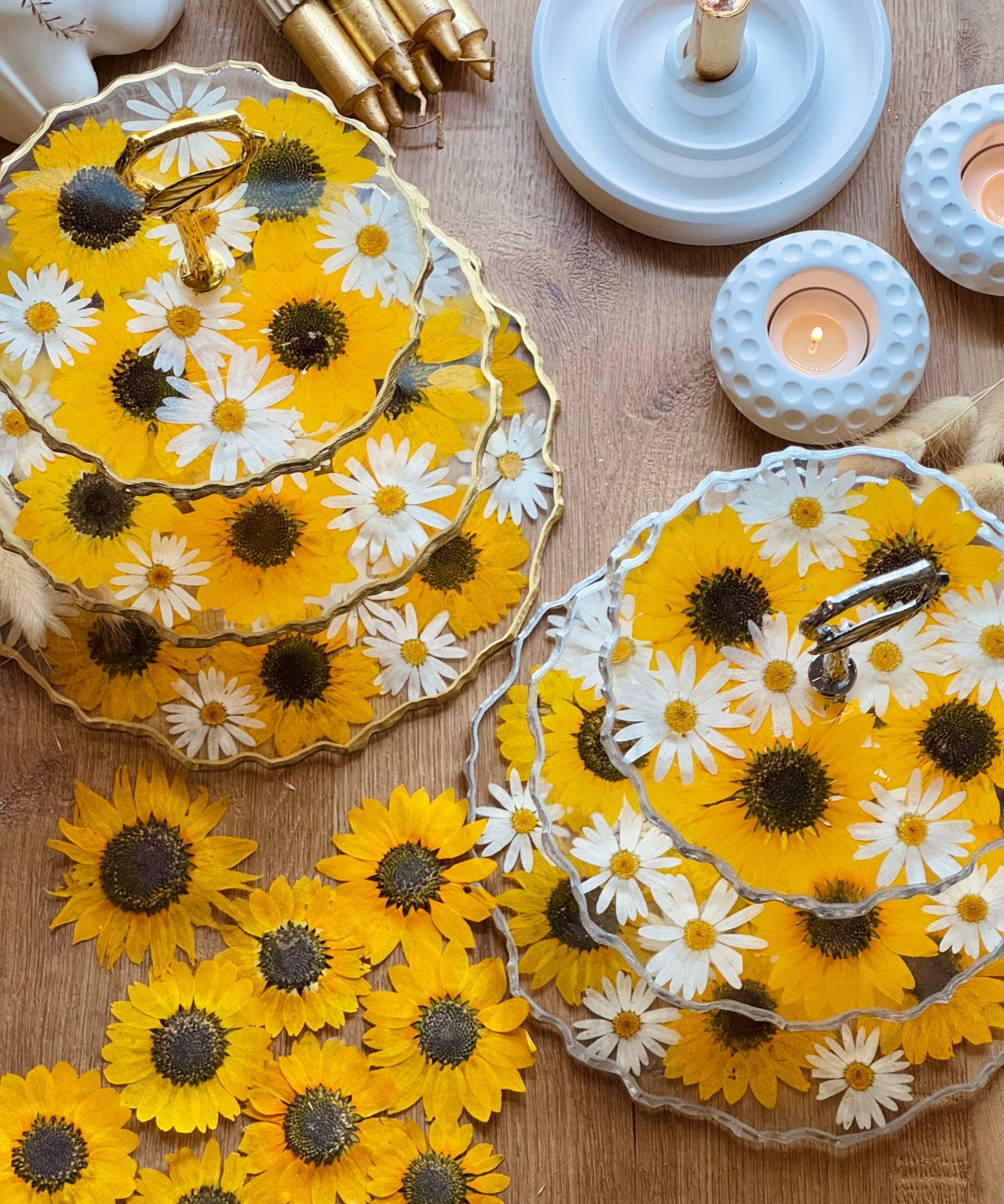 Handgefertigte Epoxidharz Etagere aus Resin mit dreistöckigem Design und Sonnenblumen, verziert mit goldenen oder silbernen Details.
