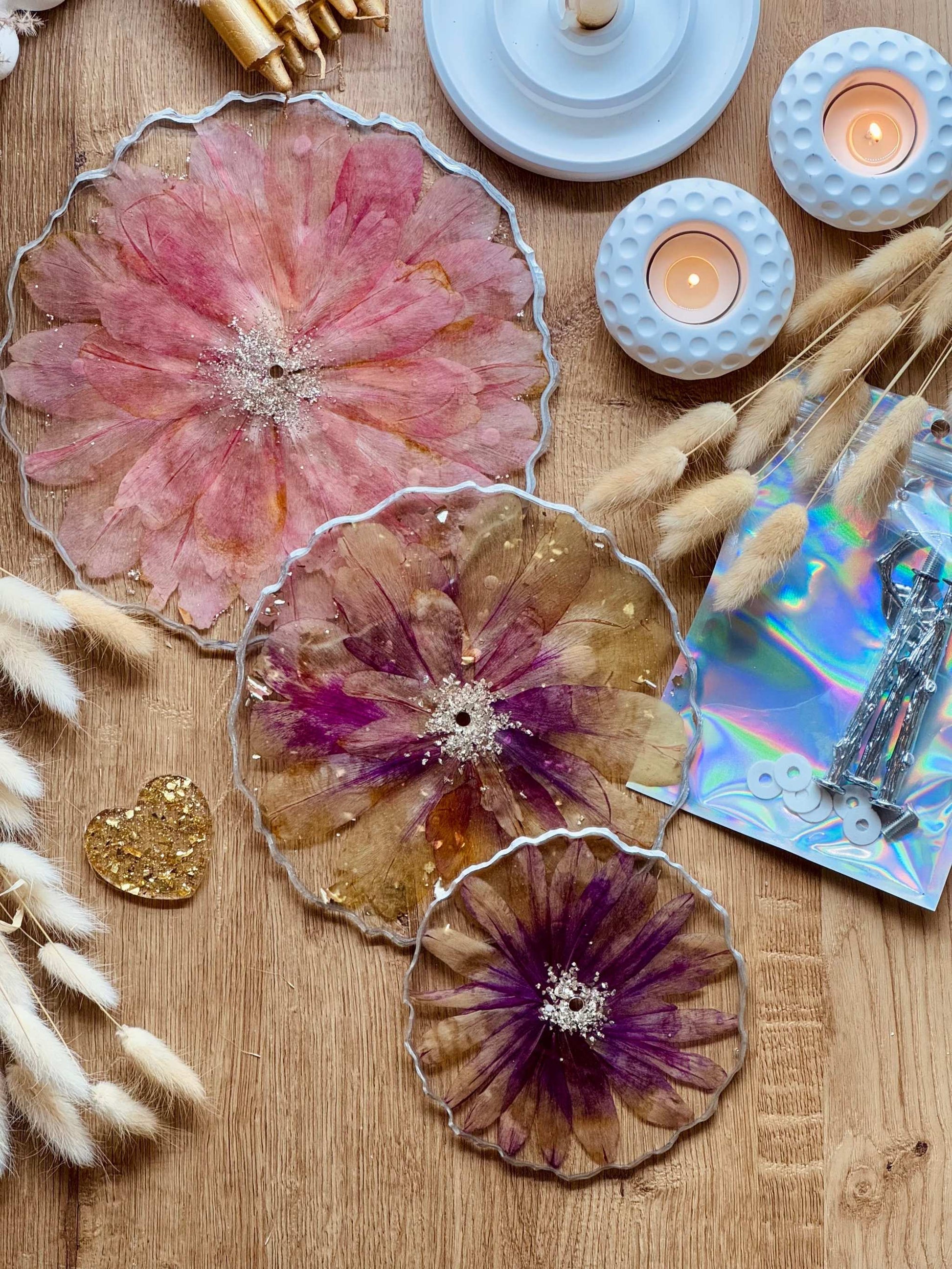 Handgefertigte Epoxidharz Etagere aus Resin mit pinken Pfingstrosen, goldenen und silbernen Details.
