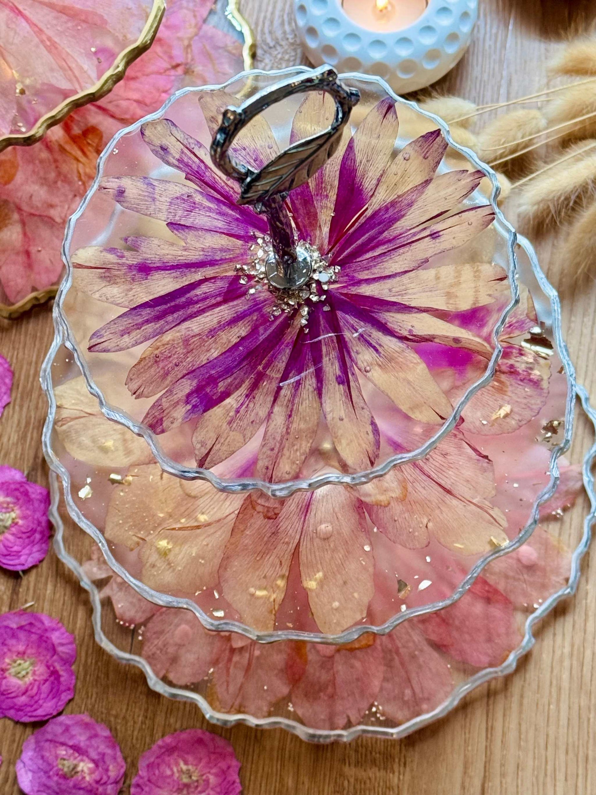 Handgefertigte Epoxidharz Etagere aus Resin mit pinken Pfingstrosen und goldenen Details, dreistöckig, ideal für Pralinen und Gebäck.