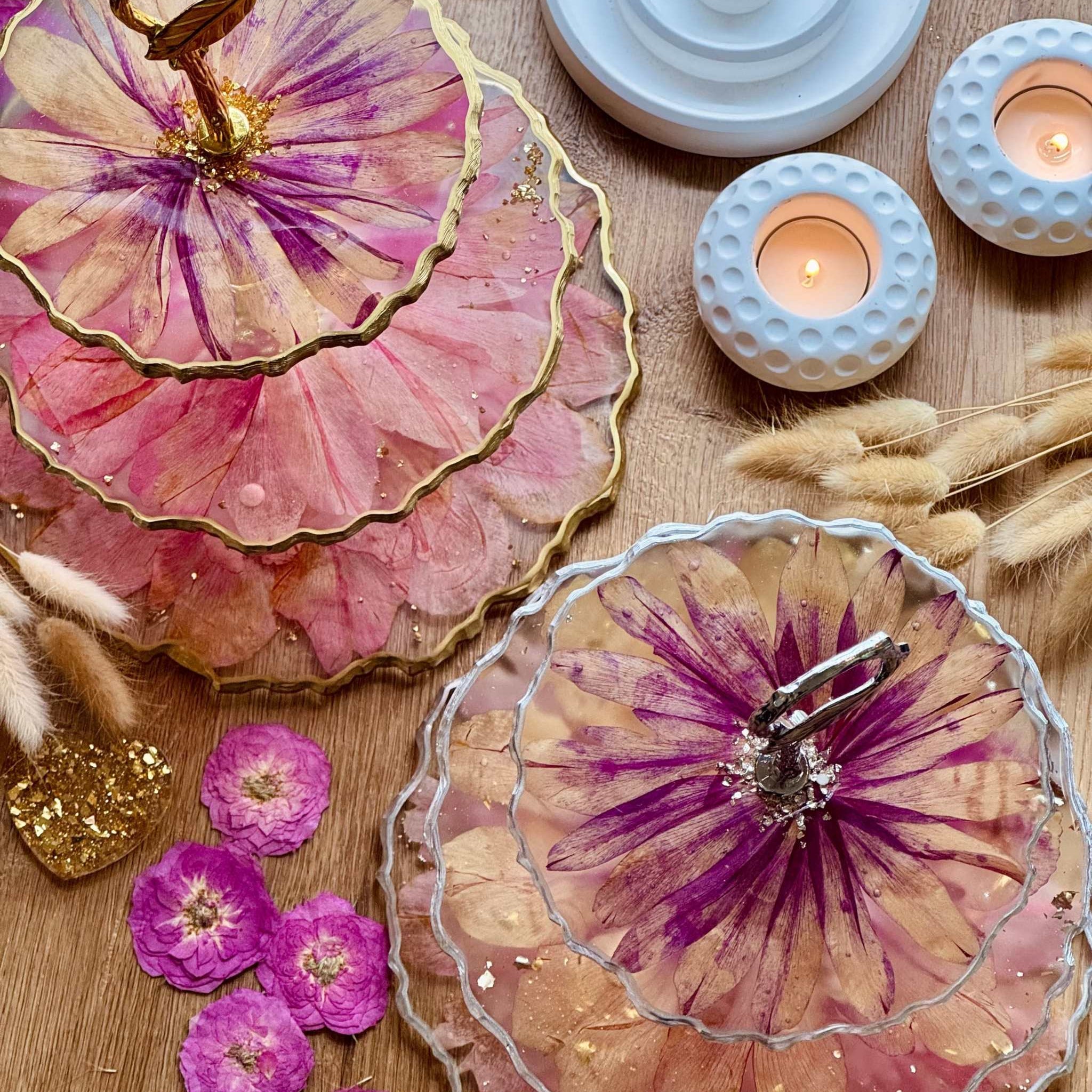Handgefertigte Epoxidharz Etagere aus Resin mit pinken Pfingstrosen und goldenen oder silbernen Details, dreistöckig, ideal für Gebäck oder Dekoration.