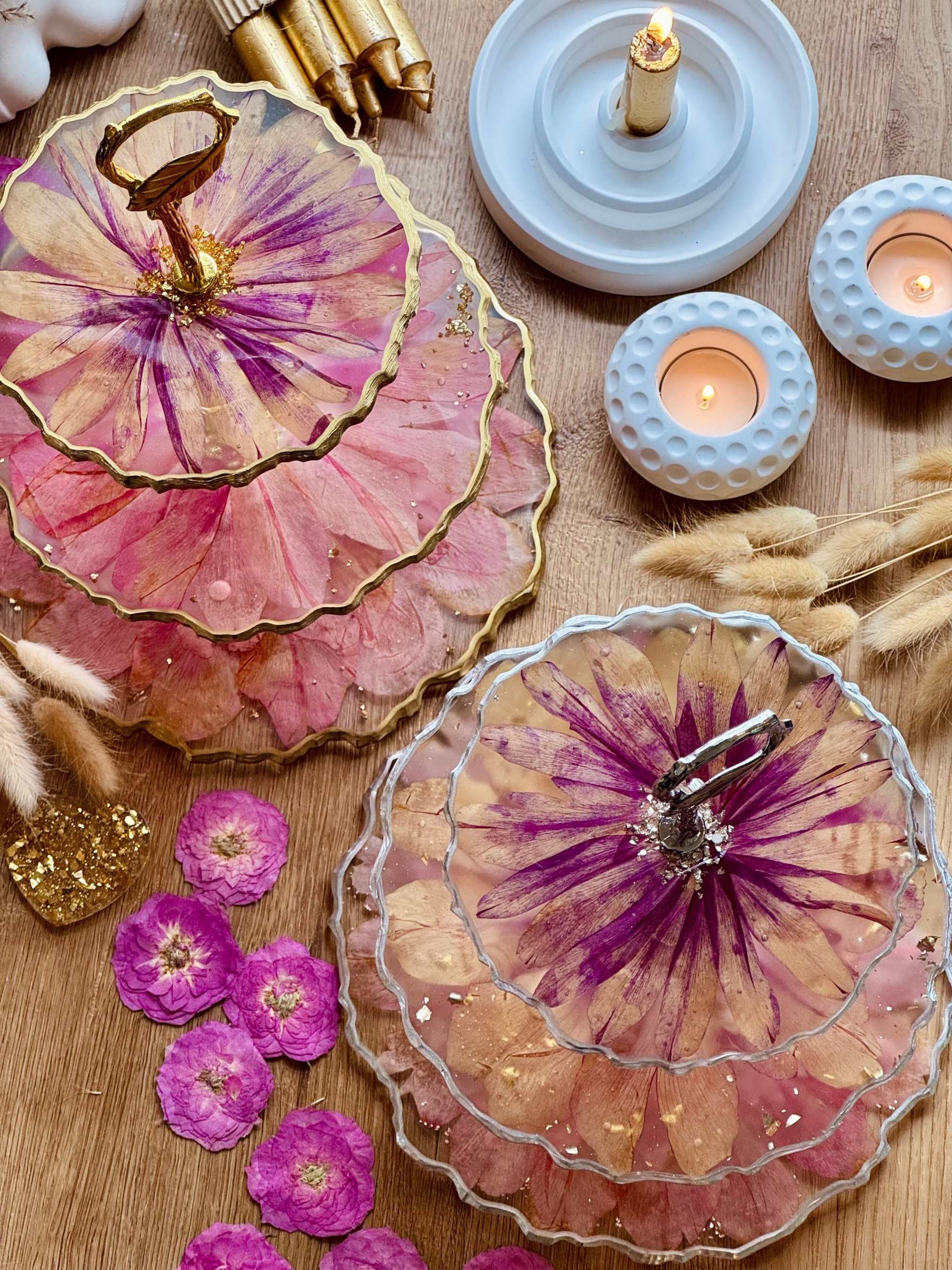 Handgefertigte Epoxidharz Etagere aus Resin mit pinken Pfingstrosen und goldenen oder silbernen Details, dreistöckig, ideal für Gebäck oder Dekoration.