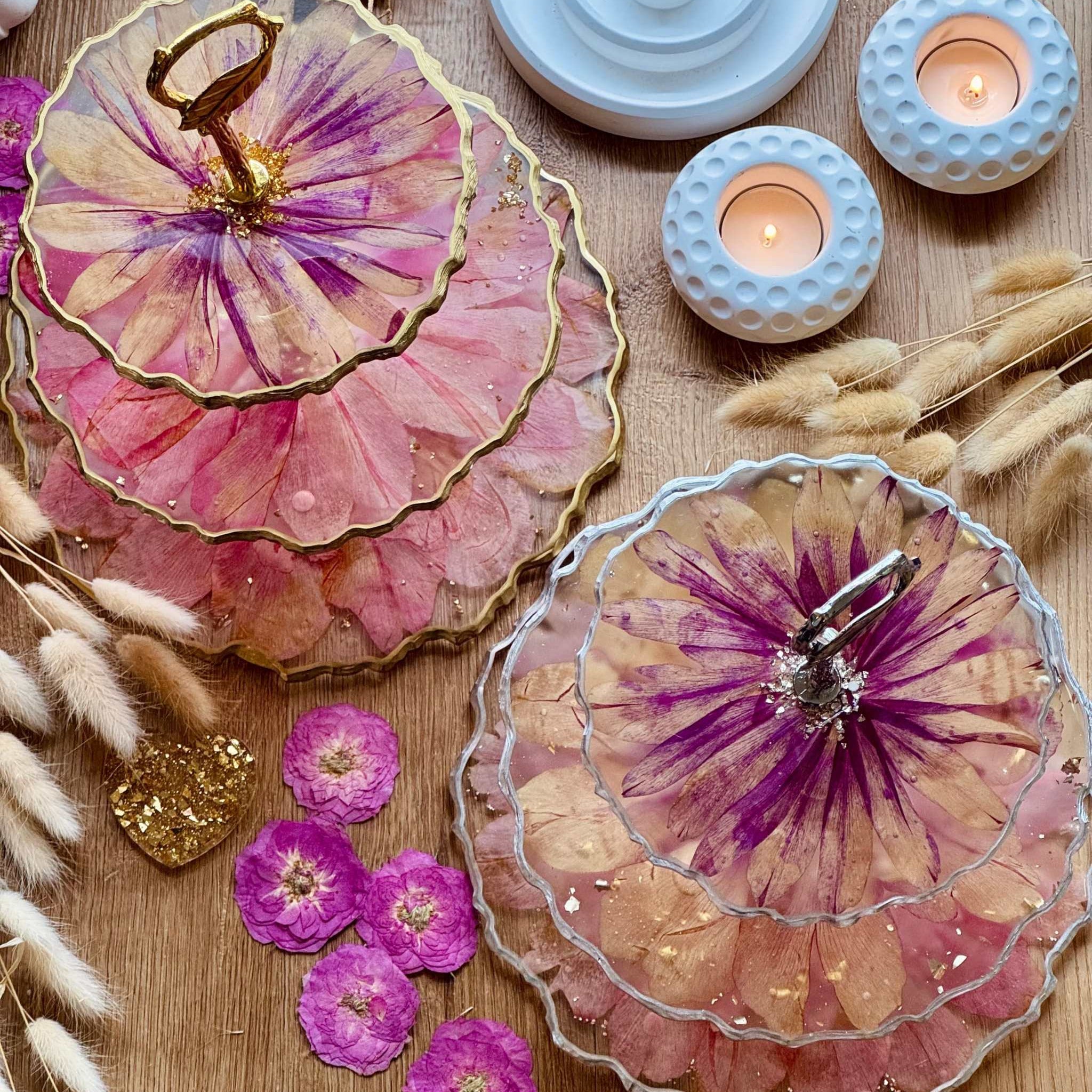 Handgefertigte Epoxidharz Etagere aus Resin mit pinken Pfingstrosen, wahlweise in Gold oder Silber, auf einem Holztisch präsentiert.