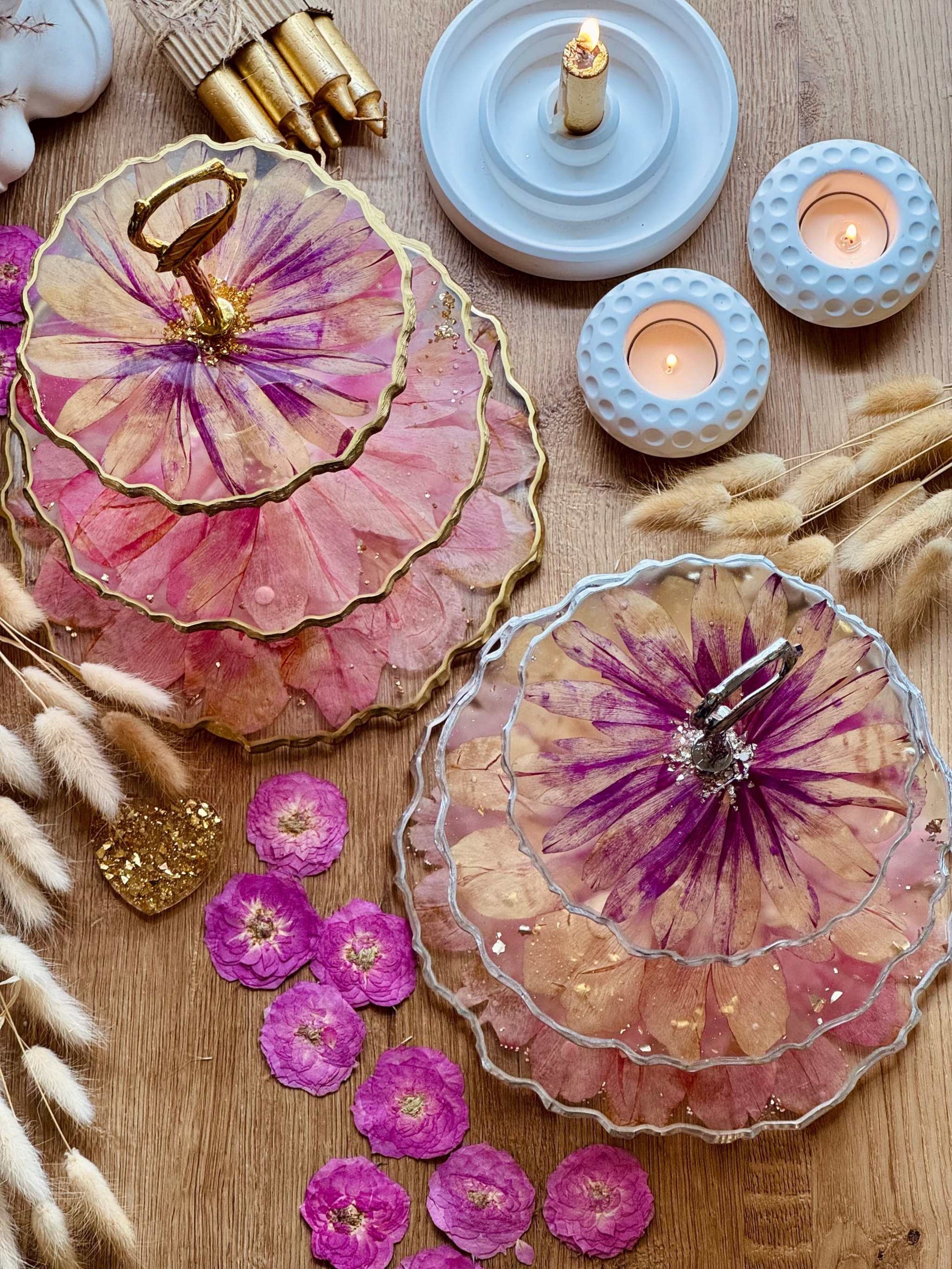 Handgefertigte Epoxidharz Etagere aus Resin mit pinken Pfingstrosen, wahlweise in Gold oder Silber, auf einem Holztisch präsentiert.