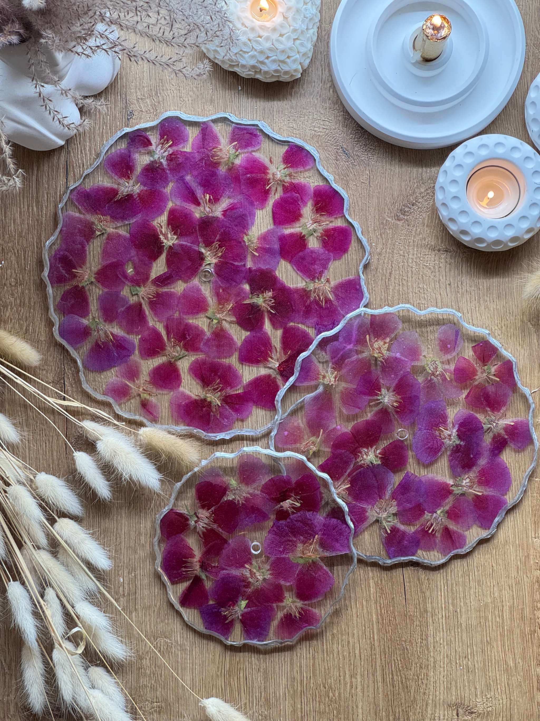 Handgefertigte Epoxidharz Etagere aus Resin mit pinken und rosa Blüten, verziert mit silbernen Details, ideal für elegante Tischdekoration.