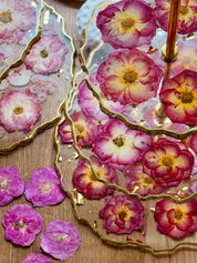 Handgefertigte Epoxidharz Etagere aus Resin mit roten und rosa Rosen sowie goldenen Details, ideal für Tischdekoration.