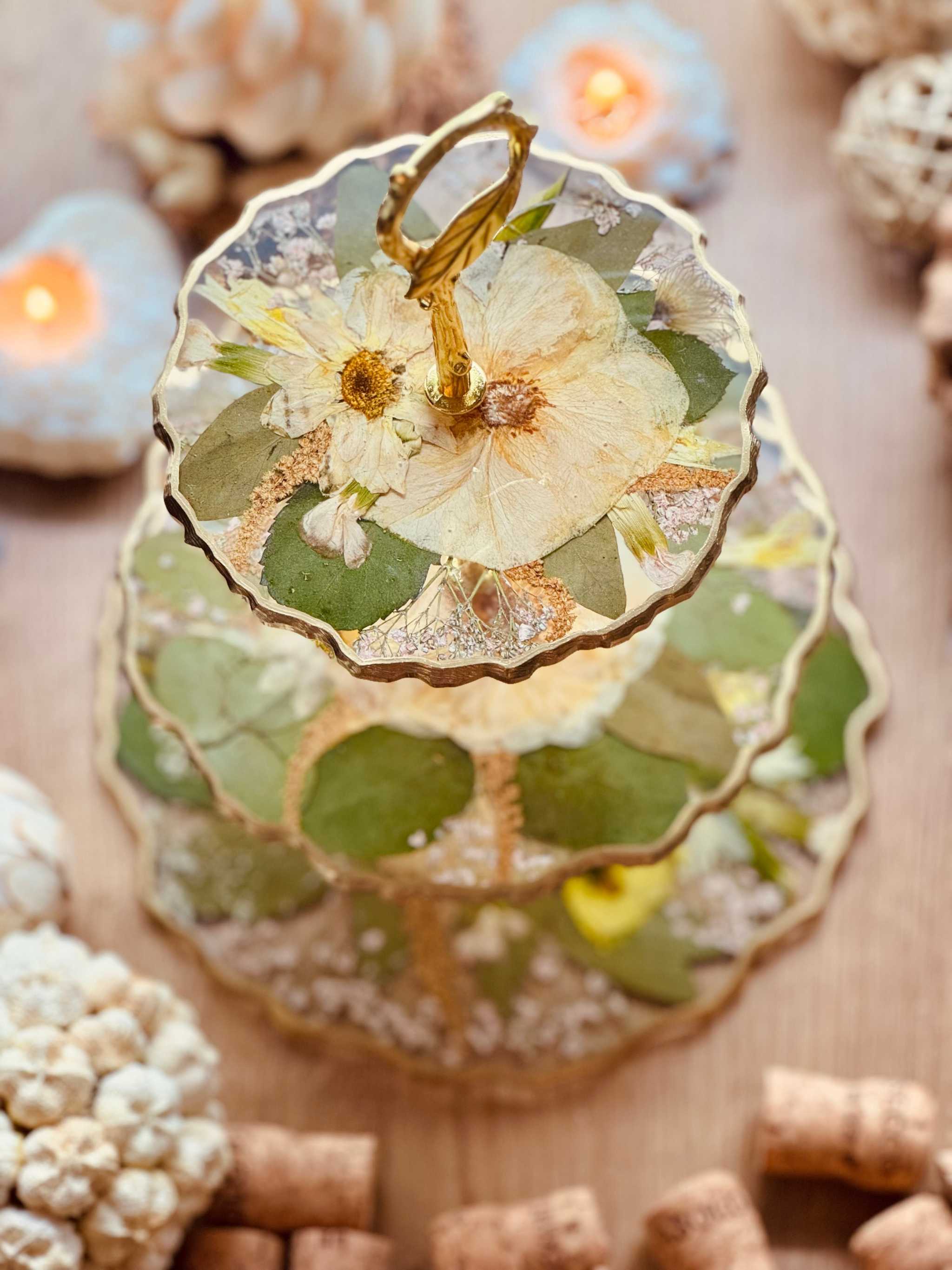 Handgefertigte Etagere aus konservierten Brautstraußblüten in Epoxidharz mit Goldakzenten, dreistöckig und individuell gestaltet
