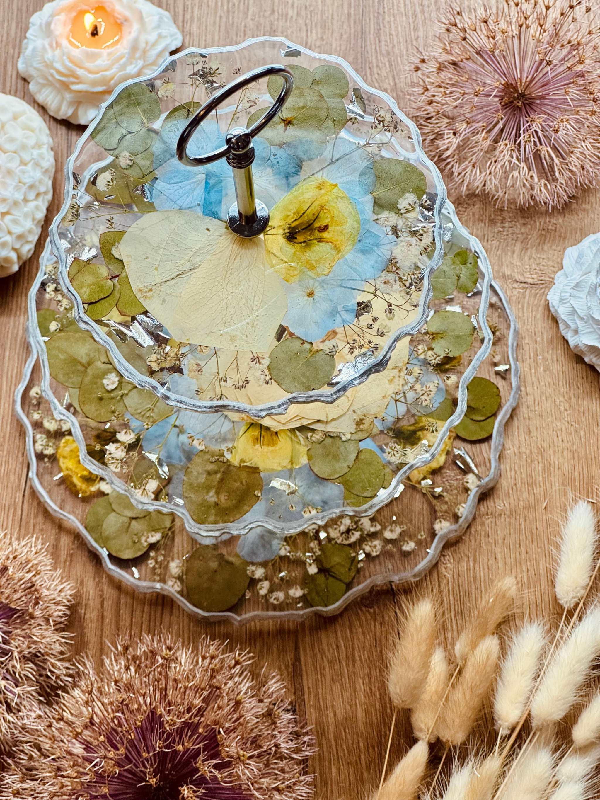 Handgefertigte Etagere aus konservierten Brautstraußblüten in geschwungener Geodenform mit Epoxidharz und Blattgoldakzenten