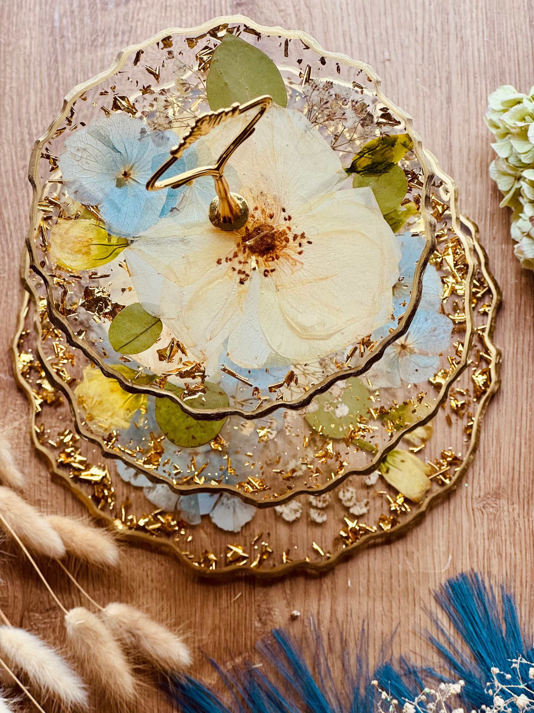 Handgefertigte Etagere aus konservierten Brautstraußblüten mit goldenen Akzenten in geodenförmigem Design