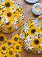 Handgefertigte Epoxidharz Etagere mit Sonnenblumen aus Resin, drei-stöckig, goldene oder silberne Details.