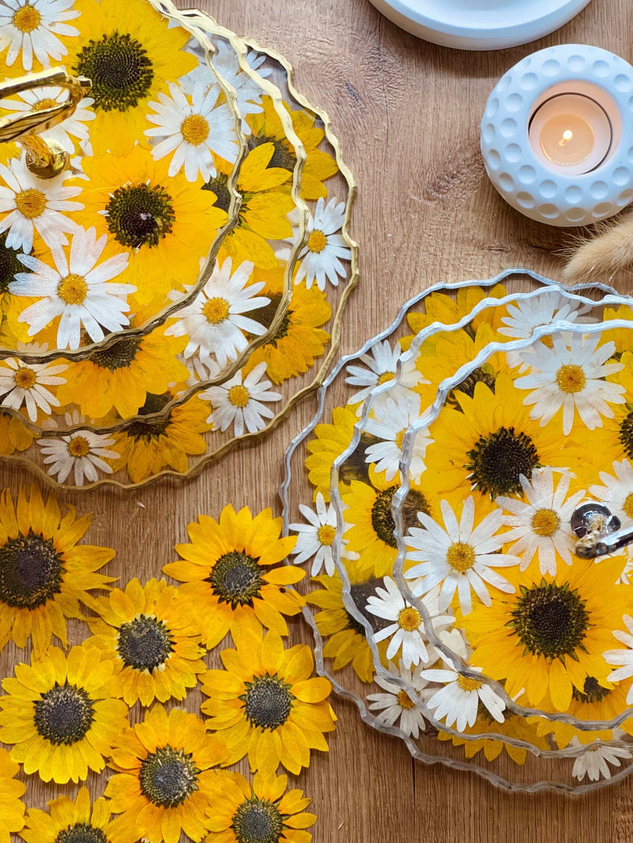 Handgefertigte Epoxidharz Etagere mit Sonnenblumen aus Resin, drei-stöckig, goldene oder silberne Details.