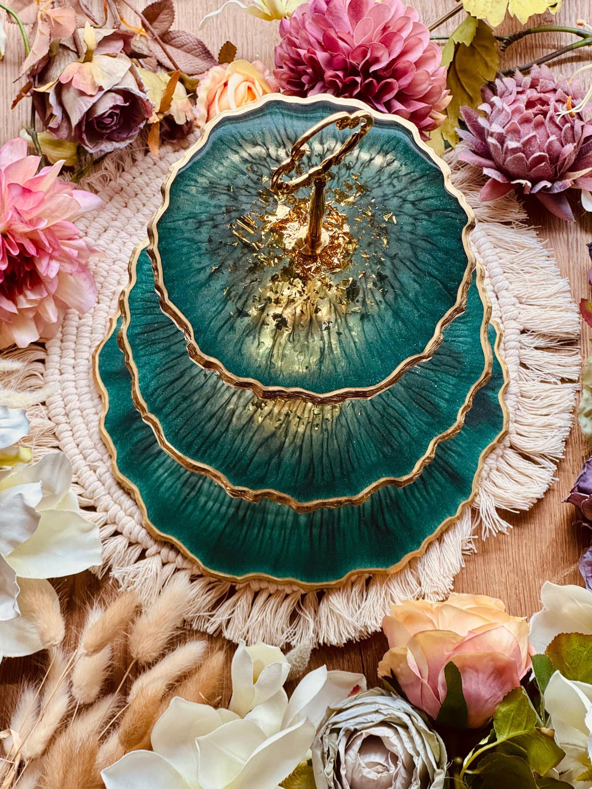 Handgefertigte Resin Etagere in edlem Grün mit goldenen Akzenten, perfekt für stilvolle Dekoration oder als Servierplatte für besondere Anlässe.
