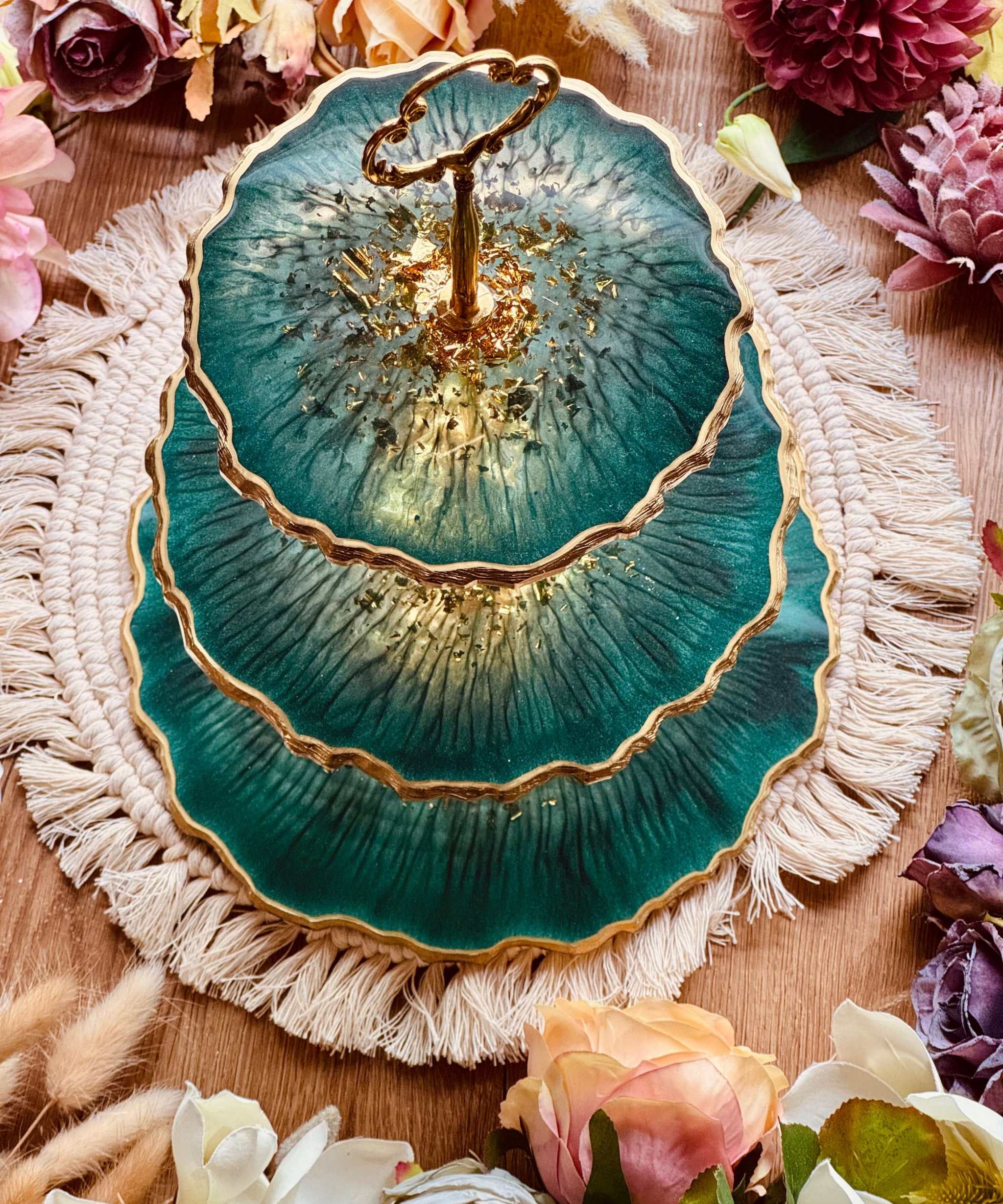 Handgefertigte Epoxidharz Etagere in edlem Grün mit goldenen Akzenten, perfekt für stilvolle Dekoration oder als Servierplatte für besondere Anlässe.

Dekorative 3-stufige Etagere aus hochwertigem Resin, einzigartiges Design in Grün-Gold, ideal für elegante Wohnraumgestaltung oder Feiern.